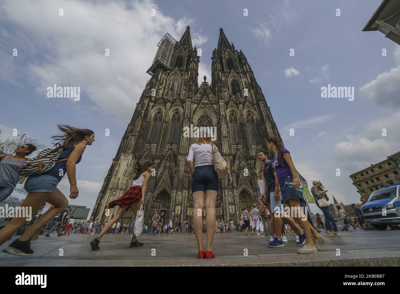 Blick auf die Westseite des Kölner Doms und seiner beiden Türme in Köln-Deutschland. 13. August 2018. Der Kölner Dom ist ein gotisch-katholischer Tempel, der 1248 gebaut wurde und erst 1880 fertiggestellt wurde. Mit seinen 157 Metern ist es das meistbesuchte Denkmal in Deutschland. (Foto von Oscar Gonzalez/NurPhoto) Stockfoto