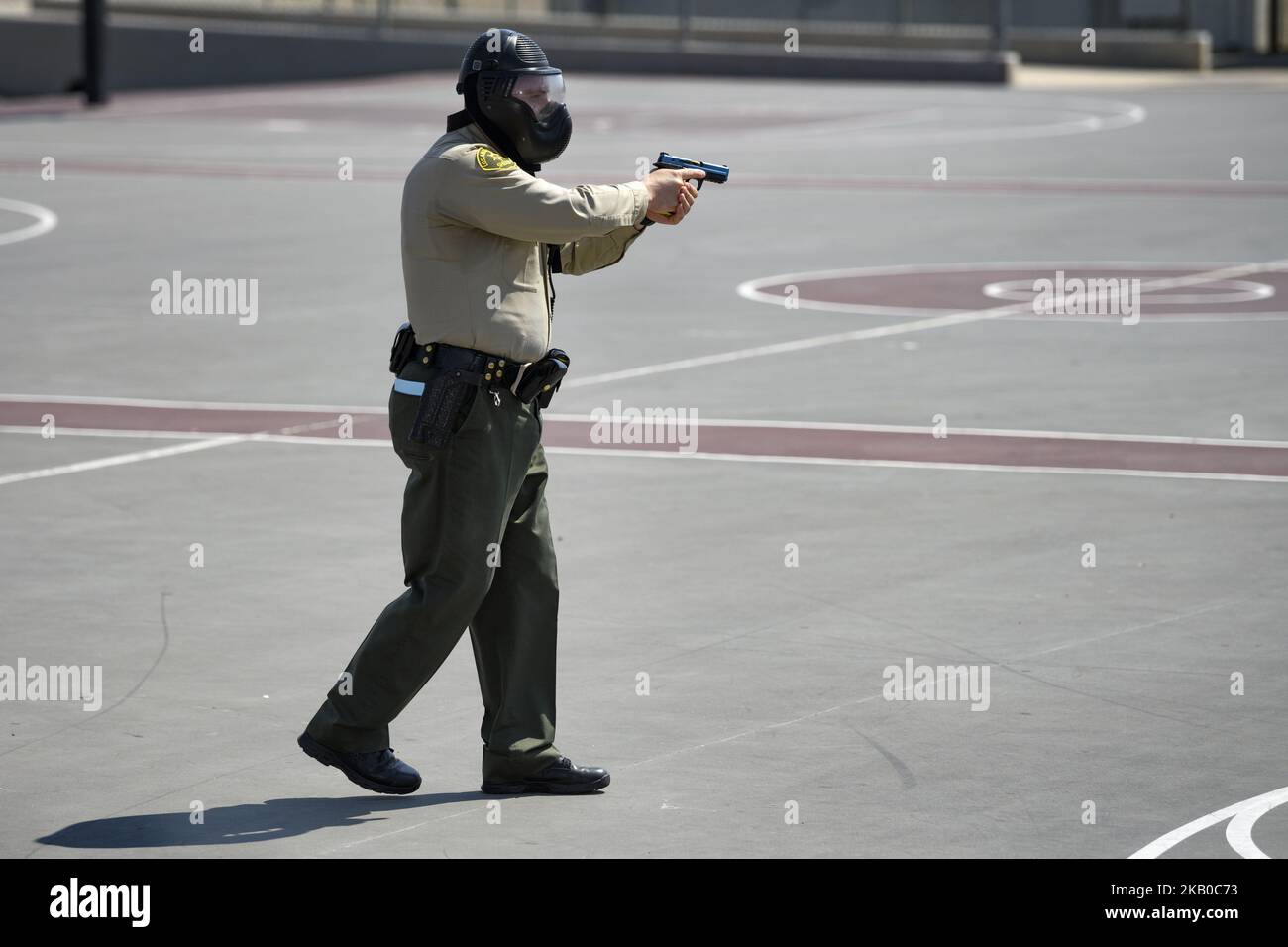 Ein Stellvertreter des Sherif aus Los Angeles während einer aktiven Shooter-Übung in einer High School in der Nähe von Los Angeles, Kalifornien, am 16. August 2018. (Foto von Ronen Tivony/NurPhoto) Stockfoto
