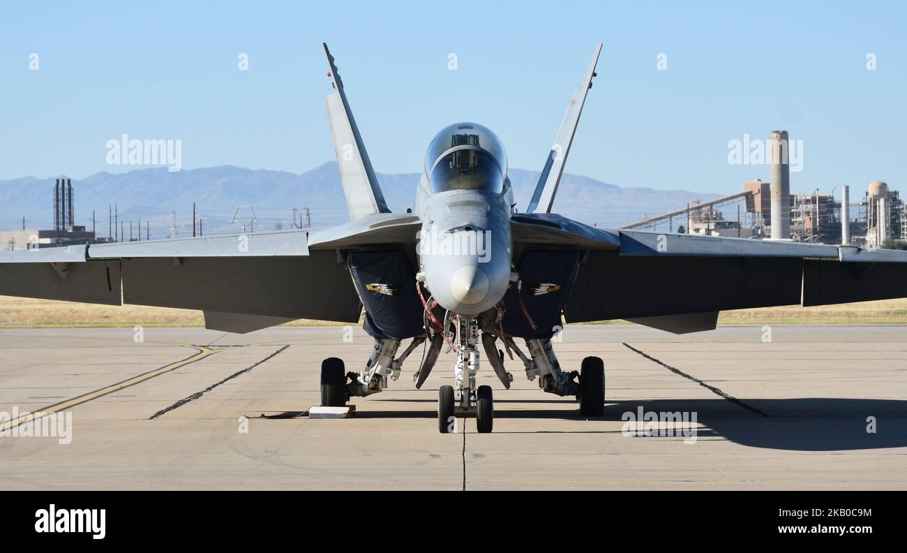 Ein Kampfjet der US Navy FA-18 Hornet bereitet sich auf den Start auf der Start- und Landebahn der Luftwaffenbasis Davis-Monthan vor Stockfoto