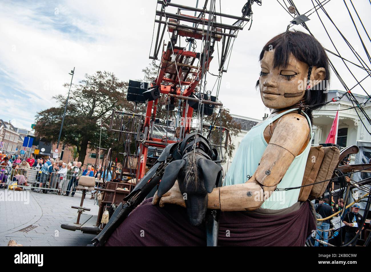 Eine animierte Marionette der französischen Straßentheaterfirma Royal de Luxe zieht am 17. August 2018 durch die Straßen der Kulturhauptstadt Europas 2018, Leeuwarden, Niederlande. Royal de Luxe präsentiert drei Tage bis zum 19. August 2018 eine neue Geschichte, die auf der Saga der Giganten mit dem Namen „Grand patin dans la glace“ (Big Skate on the Ice) basiert. (Foto von Romy Arroyo Fernandez/NurPhoto) Stockfoto