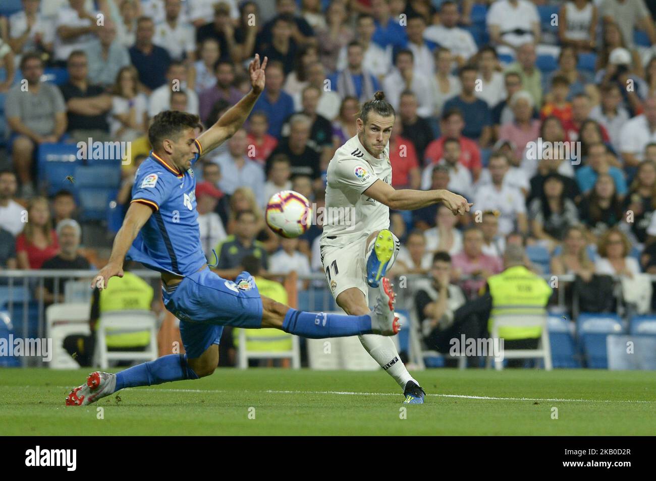 Gareth Bale von Real Madrid streitet den Ball während eines Spiels zwischen Real Madrid und Getafe für La Liga Española im Santiago Bernabeu Stadion am 119. August 2018 in Madrid, Spanien, mit Cabrera of Getafe. (Foto von Patricio Realpe/ChakanaNews/PRESSOUTH) Stockfoto