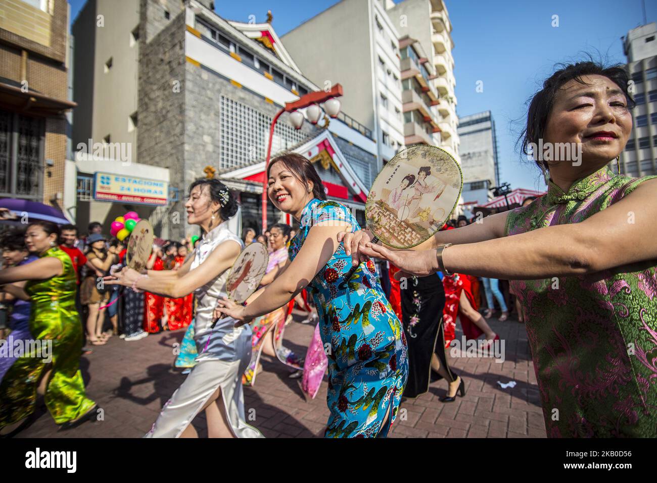 Die Chinesen nehmen am 19. August 2018 an einem Flash Mob in Sao Paulo, Brasilien, Teil. Etwa 100 chinesische Frauen und Kinder, begleitet von Stimmen und traditionellen chinesischen Instrumenten, waren im typischen Qipao gekleidet, Kleidung, die von westlicher Mode inspiriert wurde und heute ist es ein Fieber in China. (Foto von Cris FAGA/NurPhoto) Stockfoto