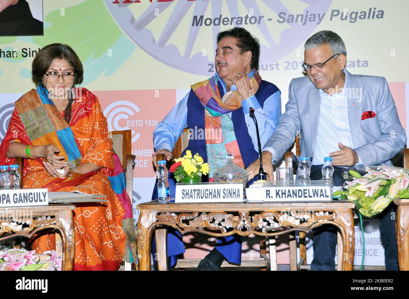 Die Abgeordneten Shatrughan Sinha und Roopa Ganguly BJP Rajyasabha und Rajendra Khandelwal (R), Präsidentin der Handelskammer von Kalkutta bei der Handelskammer von Kalkutta, die am 21,2018. August von einer Sitzung über DIE INDISCHE WIRTSCHAFT und ihre Herausforderungen in Kalkutta, Indien, organisiert wurde. (Foto von Debajyoti Chakraborty/NurPhoto) Stockfoto