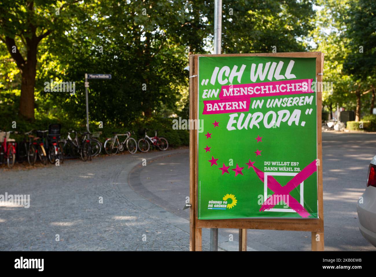 Wahlplakat von Buendnis 90 / die Grünen fordert einen menschlichen bayerischen Teil Europas. Am 14. Oktober finden die bayerischen Landtagswahlen statt. Die regierende CSU-Partei ist der Favorit, der die Wahlen gewinnt, aber die Umfragen sagen, dass sie wahrscheinlich ihre absolute Mehrheit verlieren werden. (Foto von Alexander Pohl/NurPhoto) Stockfoto