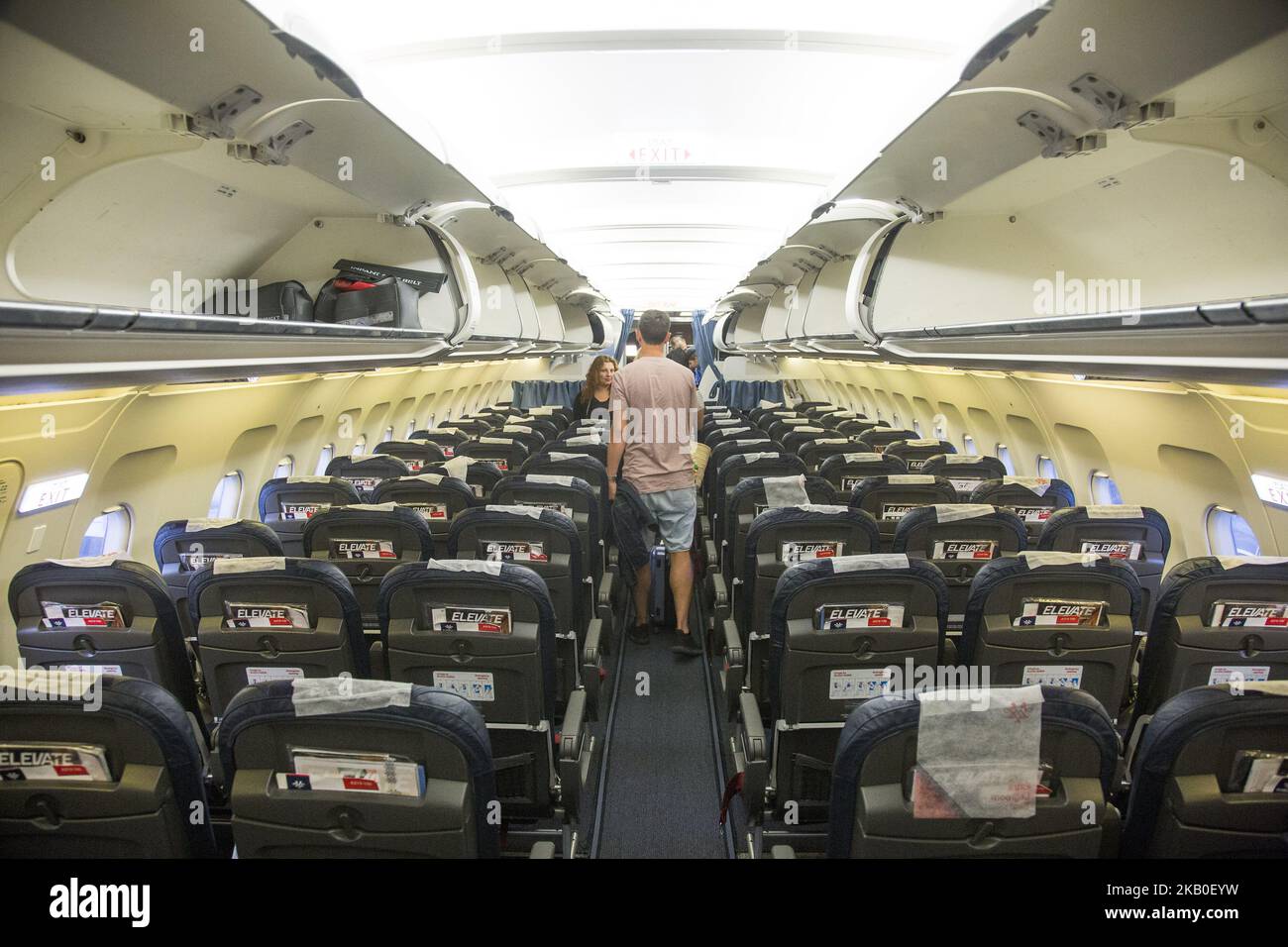 Air Serbia wie am 21 2018. August in Belgrad, Serbien, der Flaggenträger des Landes, gesehen. Die Fluggesellschaft betreibt eine Flotte von 21 Flugzeugen vom Hauptdrehkreuz Nikola Tesla International Airport in Belgrad, Serbien. Die Fluggesellschaft gehört der Regierung Serbiens und Etihad Airways, da Etihad eine 49%-Beteiligung an Jat Airways, dem früheren Namen von Air Serbia, erworben hat. Die Fluggesellschaft besitzt eine Tochtergesellschaft namens Aviolet. Die heutige Flotte besteht aus 21 Flugzeugen und einem Auftrag von 10 neuen Airbus A320neo. Derzeit werden 8 Airbus A319, 2 Airbus A320, 3 ATR 72-200, 3 ATR 72-500, 4 Boeing 737-300 und eine breite Karosserie eingesetzt Stockfoto