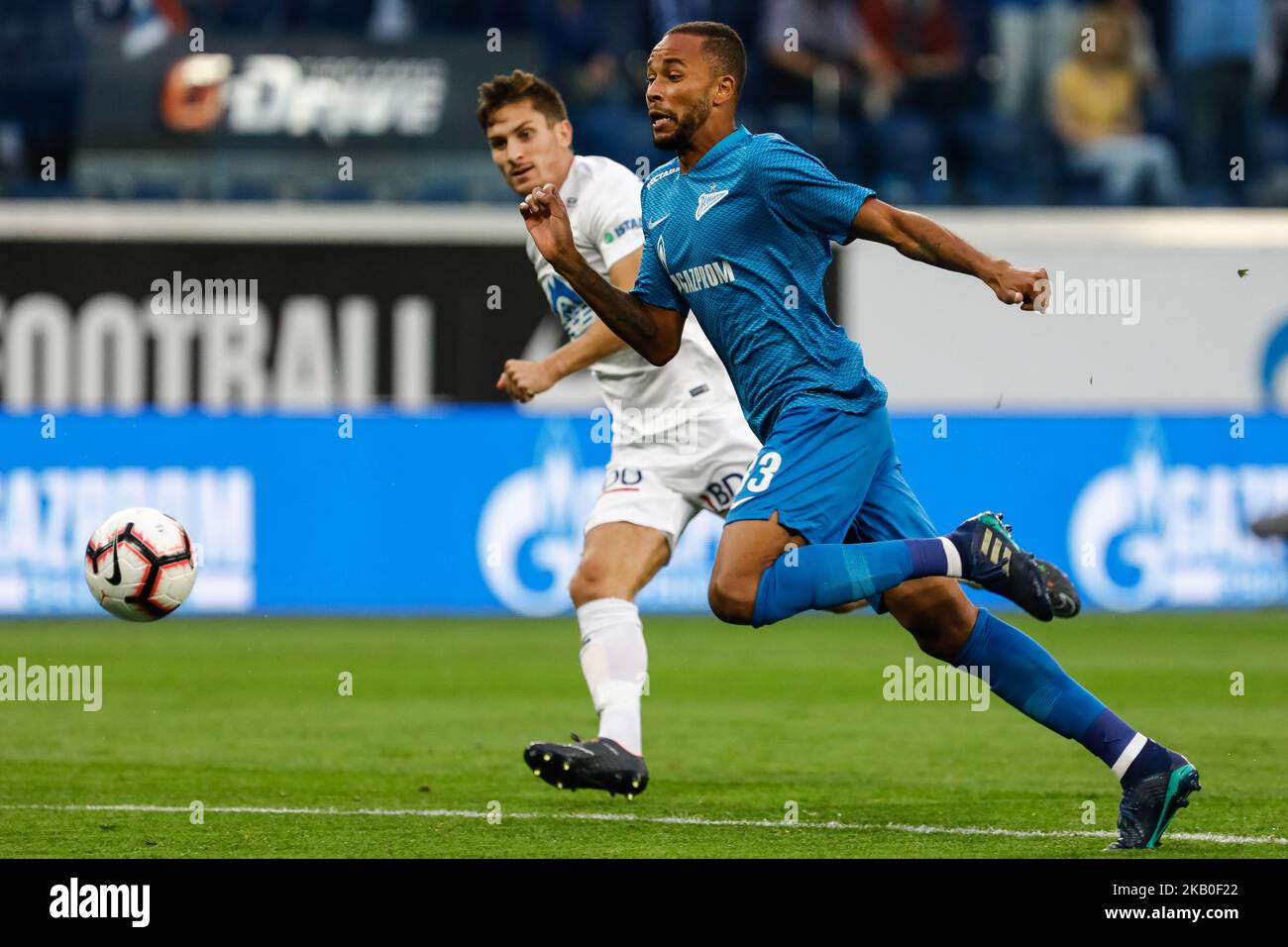 Hernani (R) vom FC Zenit Sankt Petersburg und Kristoffer Haugen von Molde FK wetteifern am 23. August 2018 im Stadion Sankt Petersburg in Sankt Petersburg, Russland, um den Ball während der Play-offs der UEFA Europa League. (Foto von Mike Kireev/NurPhoto) Stockfoto