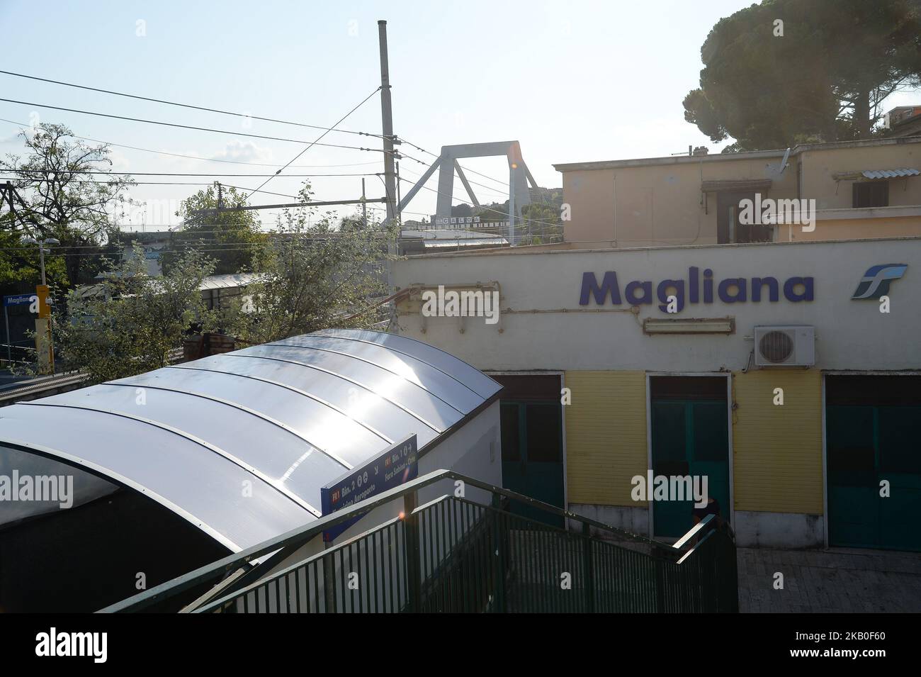 Nach dem Zusammenbruch der Morandi-Brücke in Genua vermehren sich die Alarme für die Infrastruktur in Italien. Neben dem Bau der eingestürzten Brücke von Genua hat der römische Ingenieur Riccardo Morandi (der 1989 im Alter von 87 Jahren starb) auch eine Brücke in der Hauptstadt entworfen. Es handelt sich um ein kurvenohriges Schwebeviadukt, das entlang des Tibers im Magliana-Viertel verläuft und jeden Tag von all jenen abgedeckt wird, die nach Fiumicino kommen oder reisen. Obwohl die Brücke von Morandi in Rom erheblich kleiner ist, erinnert sie sowohl hinsichtlich der Materialien als auch der strukturellen Lösungen von Genua an die Brücke von Genua, Rom, I Stockfoto