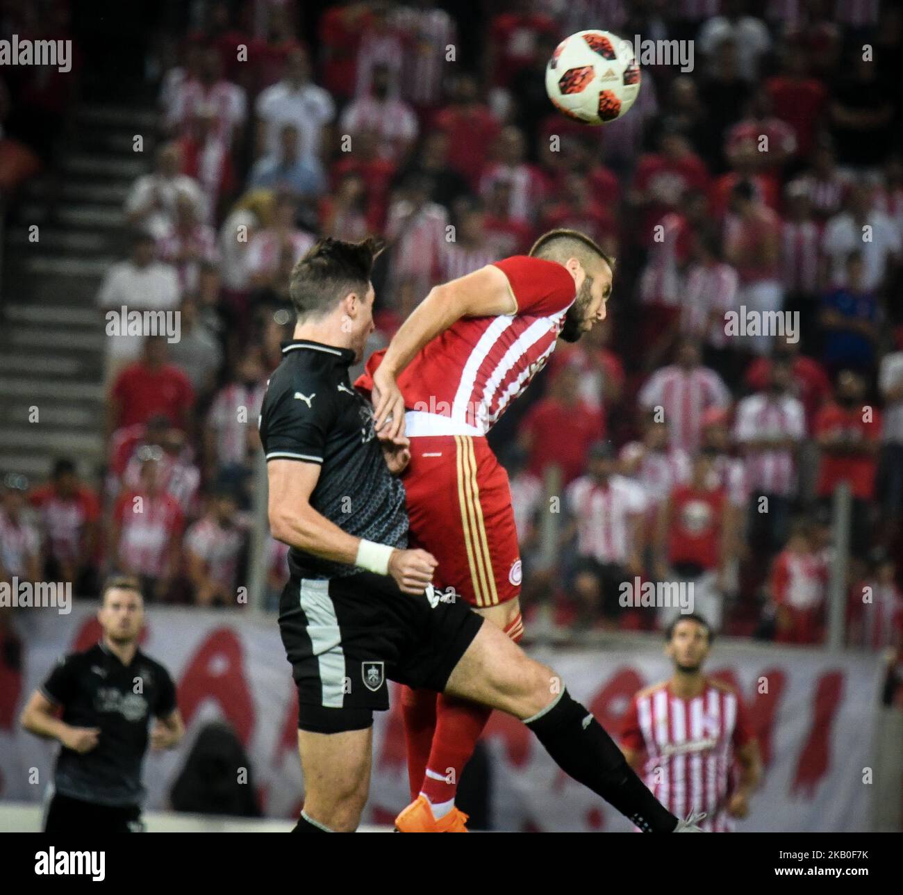 Ben Gibson von Burnley kämpft am 23. August 2018 im Georgios Karaiskakis Stadium in Piräus in der Nähe von Athen, Griechenland, um einen Header gegen Lazaros Christodoulopoulos von Olympiacos während der UEFA Europa League im Qualifying Round First Leg Match zwischen Olympiakos FC und Burnley FC. (Foto von Giannis Alexopoulos/NurPhoto) Stockfoto