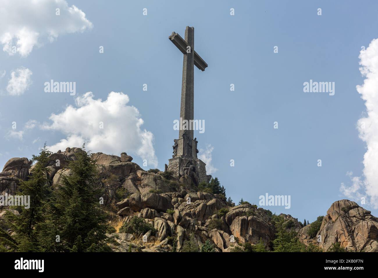 Blick auf das Tal der Gefallenen am 23. August 2018 in San Lorenzo de El Escorial, Spanien. Die Überreste des faschistischen Diktators Francisco Franco könnten bald aus dem staatlich finanzierten Mausoleum „El Valle de los Caídos“ (Tal der Gefallenen) entfernt werden, Nach dem Plan der sozialistischen Regierung Spaniens, das Denkmal in einen Ort zu verwandeln, an den man sich an den Bürgerkrieg erinnert, anstatt die Diktatur zu verherrlichen. Das Tal wurde 1959 von Franco selbst eröffnet und beherbergt eine katholische Basilika, die in einem Hügel in der Nähe von Madrid liegt, wo der Gründer der faschistischen spanischen Falange-Partei, Jose Antonio Primo de Rivera, ist ebenfalls in der Einung. It Stockfoto