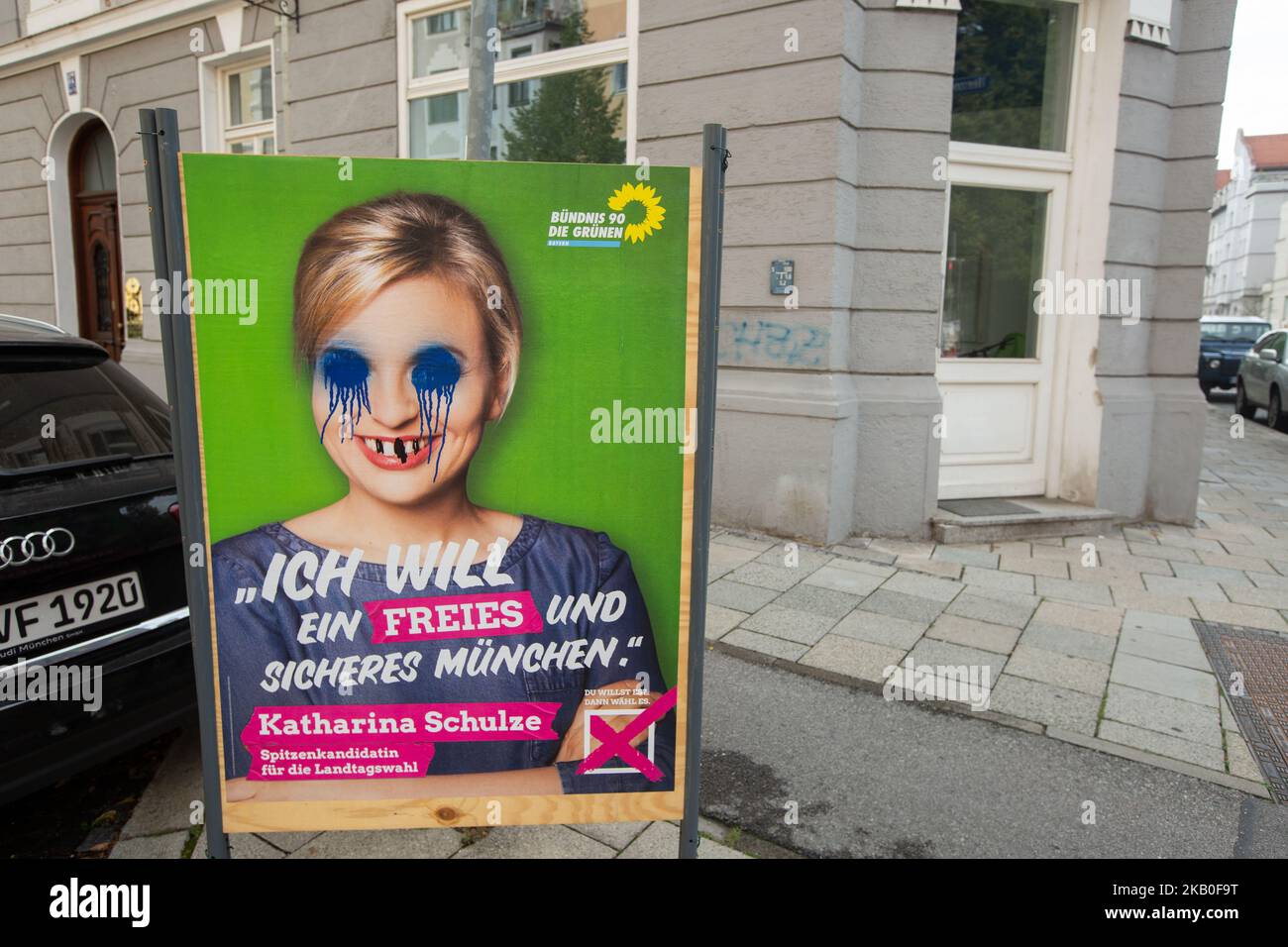 Bemaltes Plakat von Katharina Schulze, Spitzenkandidatin der Buendnis 90 / die Grünen. Sie wurde wie ein Zombie gemalt. Die bayerischen Landtagswahlen finden am Sonntag, 14. Oktober 2018, statt. (Foto von Alexander Pohl/NurPhoto) Stockfoto