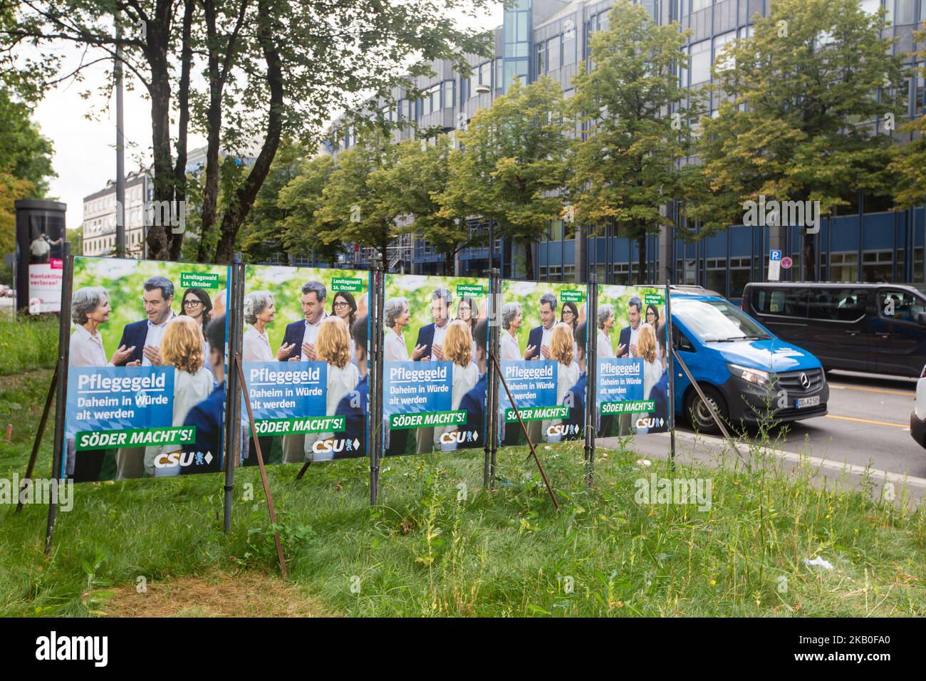 Plakate der CSU mit dem Slogan 'Soeder macht's!' - 'Soeder tut es'. Die SPD hat die Webseite soeder-machts.de, auf der sie schlechte Gesetze zeigt, die Soeder während seiner Zeit als Ministerpräsident von Bayern gemacht hat. Die bayerischen Landtagswahlen finden am Sonntag, 14. Oktober 2018, statt. (Foto von Alexander Pohl/NurPhoto) Stockfoto