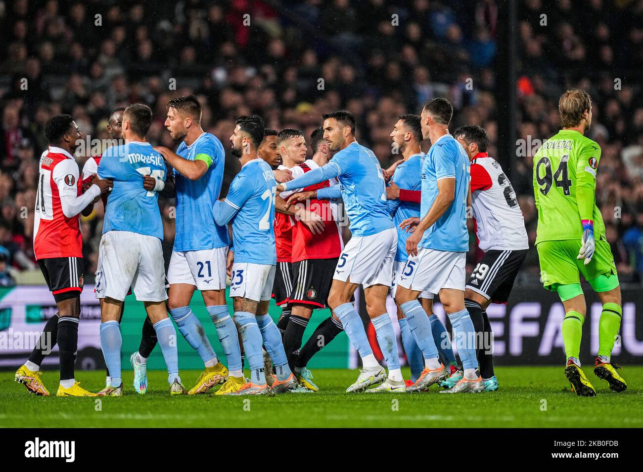 Rotterdam - Ein Kampf während des Spiels zwischen Feyenoord und Lazio Roma im Stadion Feijenoord De Kuip am 3. November 2022 in Rotterdam, Niederlande. (Box-to-Box-Bilder/Yannick Verhoeven) Stockfoto