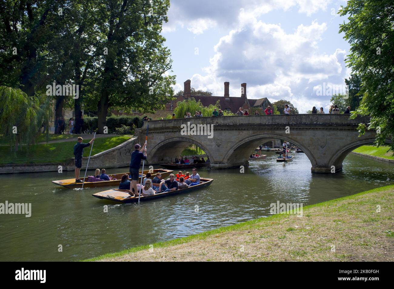 Die Boote auf dem Fluss Cam sind am 25. August 2018 in Cambridge abgebildet. Cambridge ist die Heimat der weltbekannten University of Cambridge, die 1209 gegründet wurde. Die Universität umfasst die King's College Chapel, das Cavendish Laboratory und die Cambridge University Library, eine der größten Bibliotheken für legale Depots der Welt. Die Skyline der Stadt wird von mehreren Hochschulgebäuden dominiert, zusammen mit dem Turm der Madonna und der English Martyrs Church, dem Kamin des Addenbrooke's Hospital und dem St. John's College Chapel Tower. Anglia Ruskin University, entstanden aus der Cambridge School of Art und Stockfoto