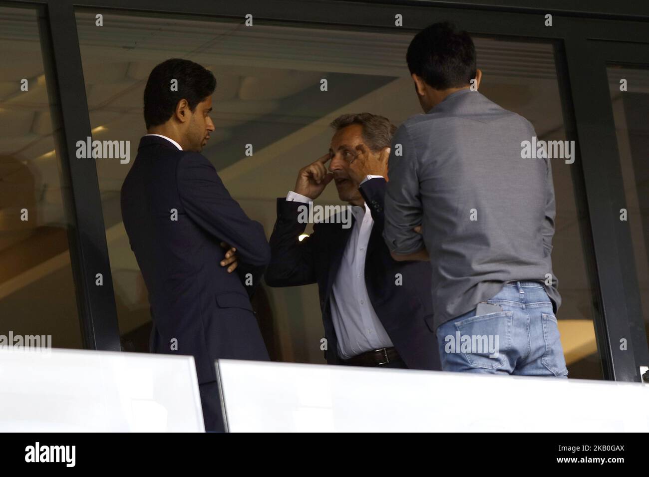 Nasser Al-Khelaifi (R), der katarische Präsident von Paris Saint-Germain (R) und der ehemalige französische Präsident Nicolas Sarkozy haben während des Fußballspiels der französischen Ligue 1 zwischen Paris Saint-Germain (PSG) und Angers (SCO) am 25. August 2018 im Parc des Princes in Paris gesprochen. (Foto von Mehdi Taamallah / NurPhoto) Stockfoto