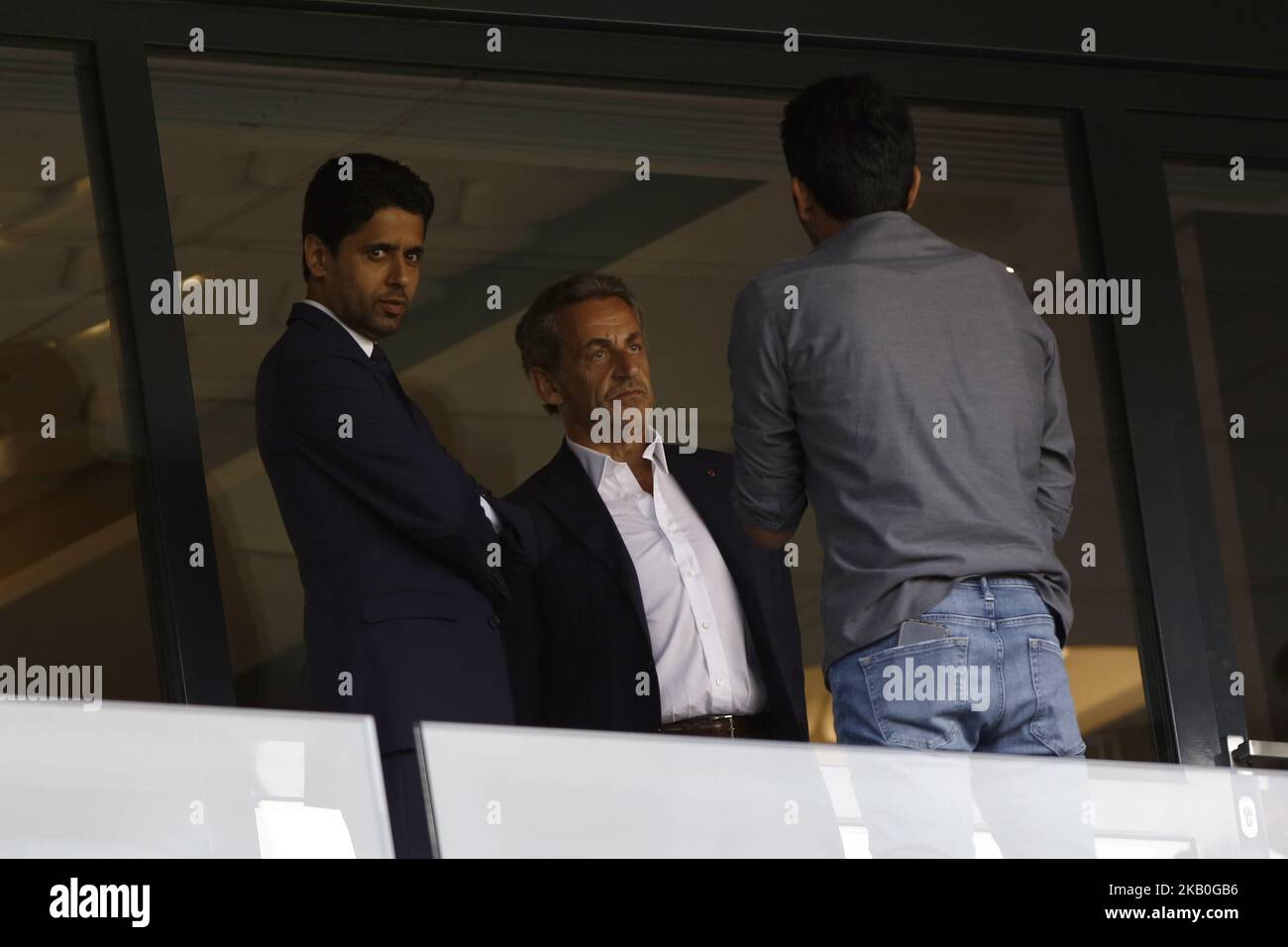 Nasser Al-Khelaifi (R), der katarische Präsident von Paris Saint-Germain (R) und der ehemalige französische Präsident Nicolas Sarkozy haben während des Fußballspiels der französischen Ligue 1 zwischen Paris Saint-Germain (PSG) und Angers (SCO) am 25. August 2018 im Parc des Princes in Paris gesprochen. (Foto von Mehdi Taamallah / NurPhoto) Stockfoto