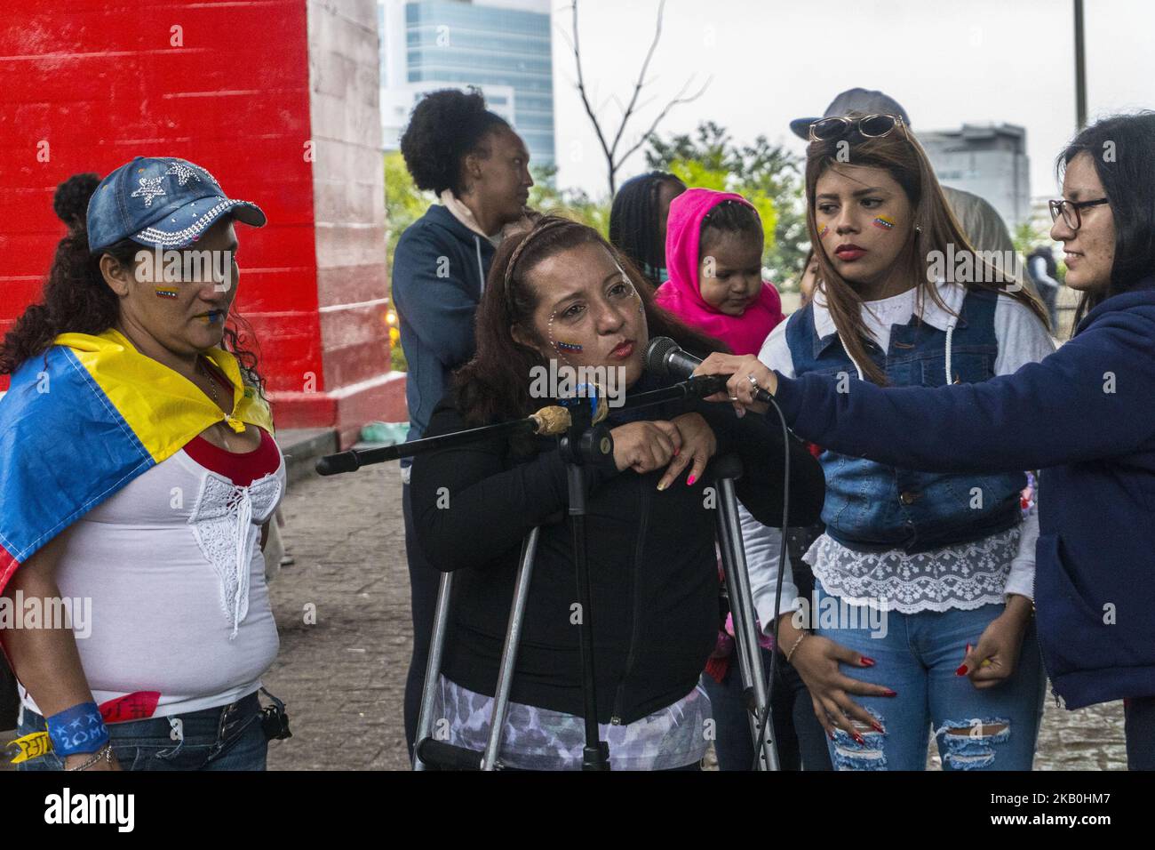 Die Venezolaner, die am 27. August 2018 in Sao Paulo, Brasilien, leben, tun einen Akt gegen Brasilianer, die in Paracaima, einer brasilianischen Gemeinde im Norden des Bundesstaates Roraima, an der Grenze zu Venezuela, gegen Venezolaner protestiert haben. Die Zahl der Venezolaner, die 2018 in Brasilien und anderen Ländern der Region Asyl suchten, ist 5,5-mal höher als die Zahl der Syrer, die in Europa Zuflucht suchten. Die von der UNO gesammelten Daten zeigen, dass in diesem Jahr 137.000 Menschen, die das Chavista-Land verließen, offiziell Asyl in Ländern wie Brasilien, den Vereinigten Staaten, Peru oder Spanien beantragt haben. Die Nummer Stockfoto