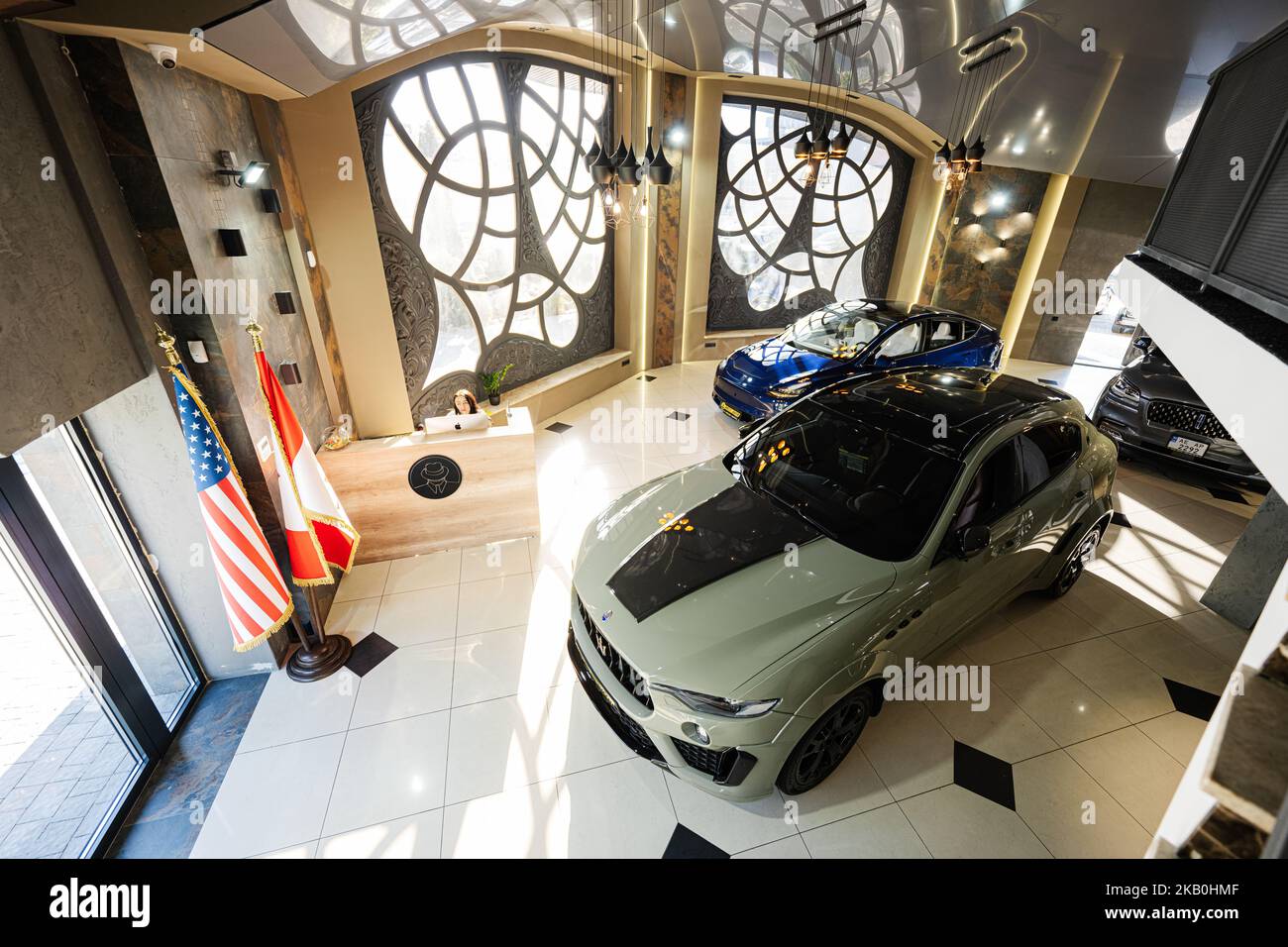 Lviv, Ukraine - 09. Oktober 2022: Maserati Levante im Auto-Ausstellungsraum. Stockfoto