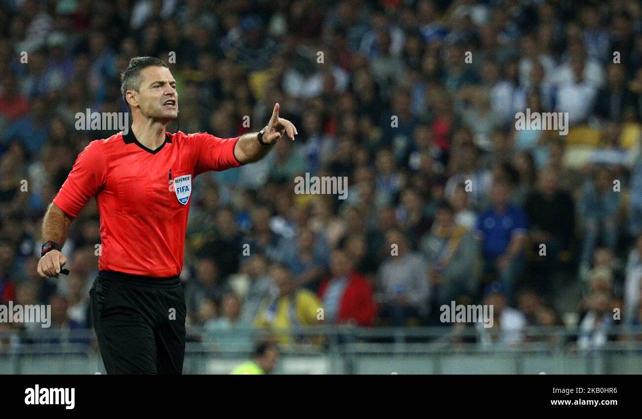 Schiedsrichter Damir Skomina beim Rückspiel der Champions League zwischen Dynamo Kiew und Ajax Amsterdam im Olympiastadion in Kiew. Ukraine, Dienstag, 28. August 2018 (Foto von Danil Shamkin/NurPhoto) Stockfoto