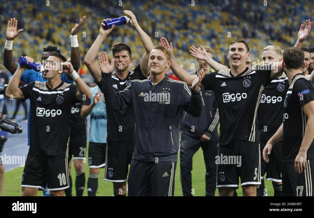 Die Spieler von Ajax feiern den Sieg über Dynamo Kiew nach dem UEFA Champions League-Play-off, dem zweiten Fußballspiel zwischen Ajax Amsterdam und dem FC Dynamo Kiew, am 28. August 2018 im NSC Olimpiyskiy-Stadion in Kiew, Ukraine. (Foto von STR/NurPhoto) Stockfoto