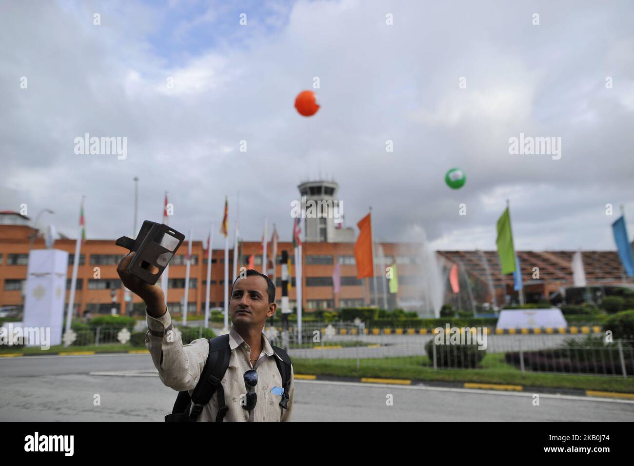 Ein Mann nimmt am Mittwoch, den 29. August 2018, im dekorierten internationalen Flughafen Tribhuwan ein Selfie zur BIMSTEC 2018 in Kathmandu, Nepal, auf. Die Staats- und Regierungschefs der Bay of Bengal Initiative for Multi-Sectoral Technical and Economic Cooperation (BIMSTEC) treffen am 30. Und 31. August 2018 zum BIMSTEC-Gipfel in Nepal ein. (Foto von Narayan Maharjan/NurPhoto) Stockfoto