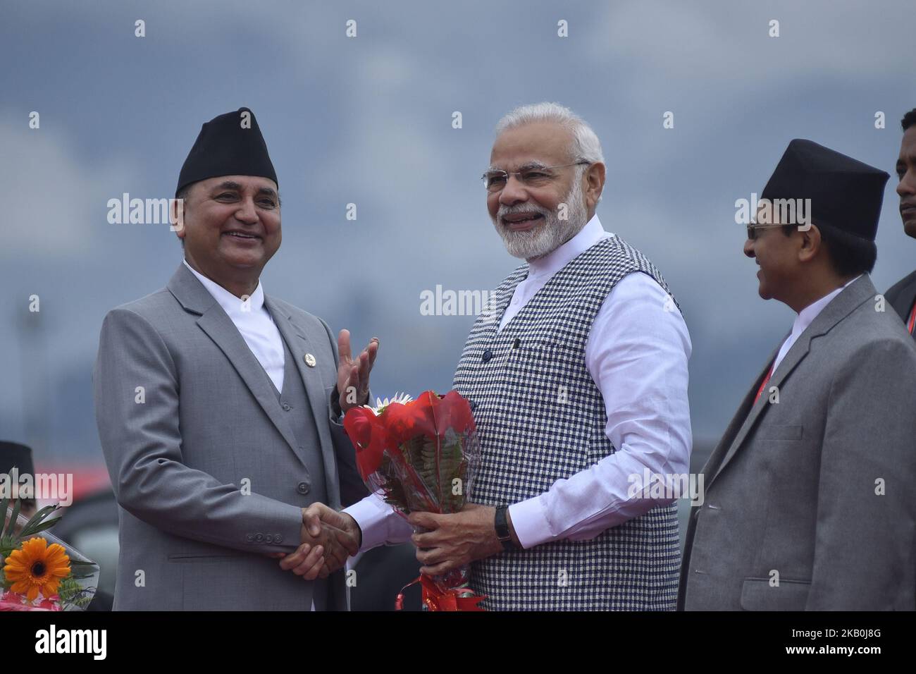 Verteidigungsminister Ishowor Pokhrel begrüßt am Donnerstag, den 30. August 2018, den indischen Premierminister Narendra Modi zur BIMSTEC 2018 auf dem internationalen Flughafen Tribhuwan, Kathmandu, Nepal. Die Staats- und Regierungschefs der Bay of Bengal Initiative for Multi-Sectoral Technical and Economic Cooperation (BIMSTEC) treffen am 30. Und 31. August 2018 zum BIMSTEC-Gipfel in Nepal ein. (Foto von Narayan Maharjan/NurPhoto) Stockfoto