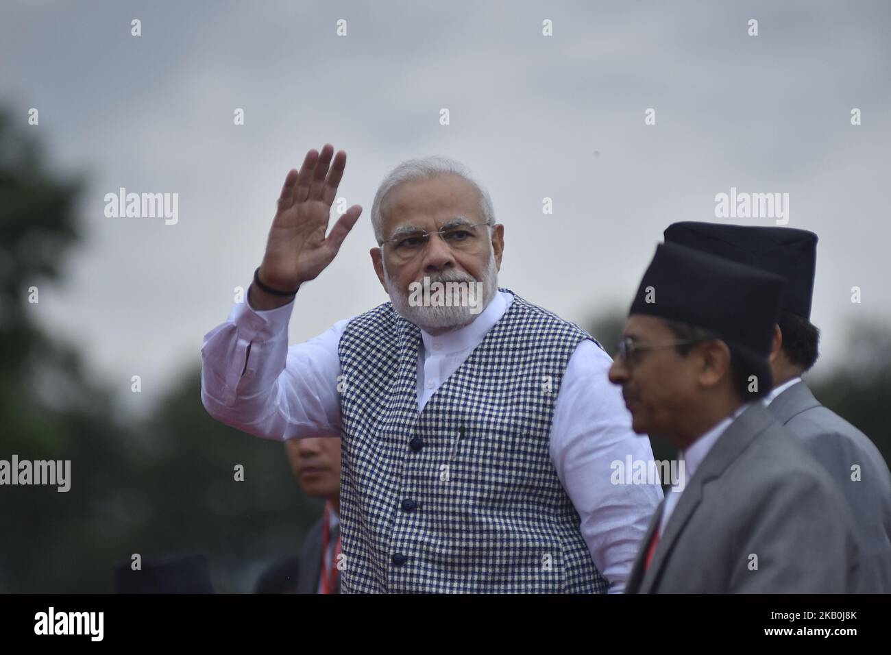 Der indische Premierminister Narendra Modi winkt nach der Ankunft für BIMSTEC 2018 am Donnerstag, den 30. August 2018, auf dem internationalen Flughafen Tribhuwan, Kathmandu, Nepal. Die Staats- und Regierungschefs der Bay of Bengal Initiative for Multi-Sectoral Technical and Economic Cooperation (BIMSTEC) treffen am 30. Und 31. August 2018 zum BIMSTEC-Gipfel in Nepal ein. (Foto von Narayan Maharjan/NurPhoto) Stockfoto