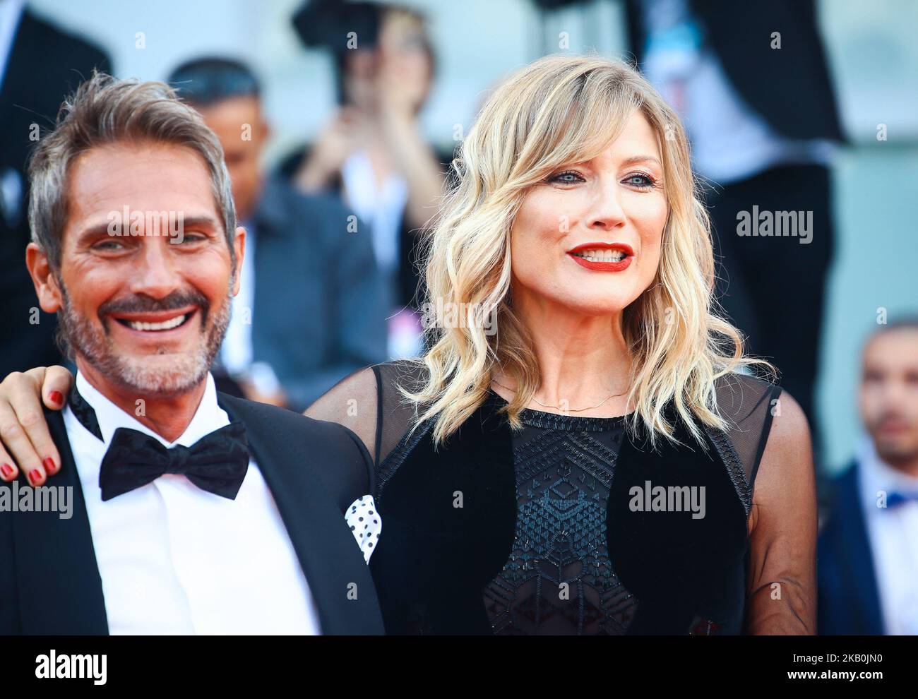 Natasha Stefanenko und Luca Sabbioni laufen auf dem roten Teppich vor der Vorführung von „Roma“ während des Filmfestivals von Venedig 75. am 30. August 2018 in Venedig, Italien. (Foto von Matteo Chinellato/NurPhoto) Stockfoto