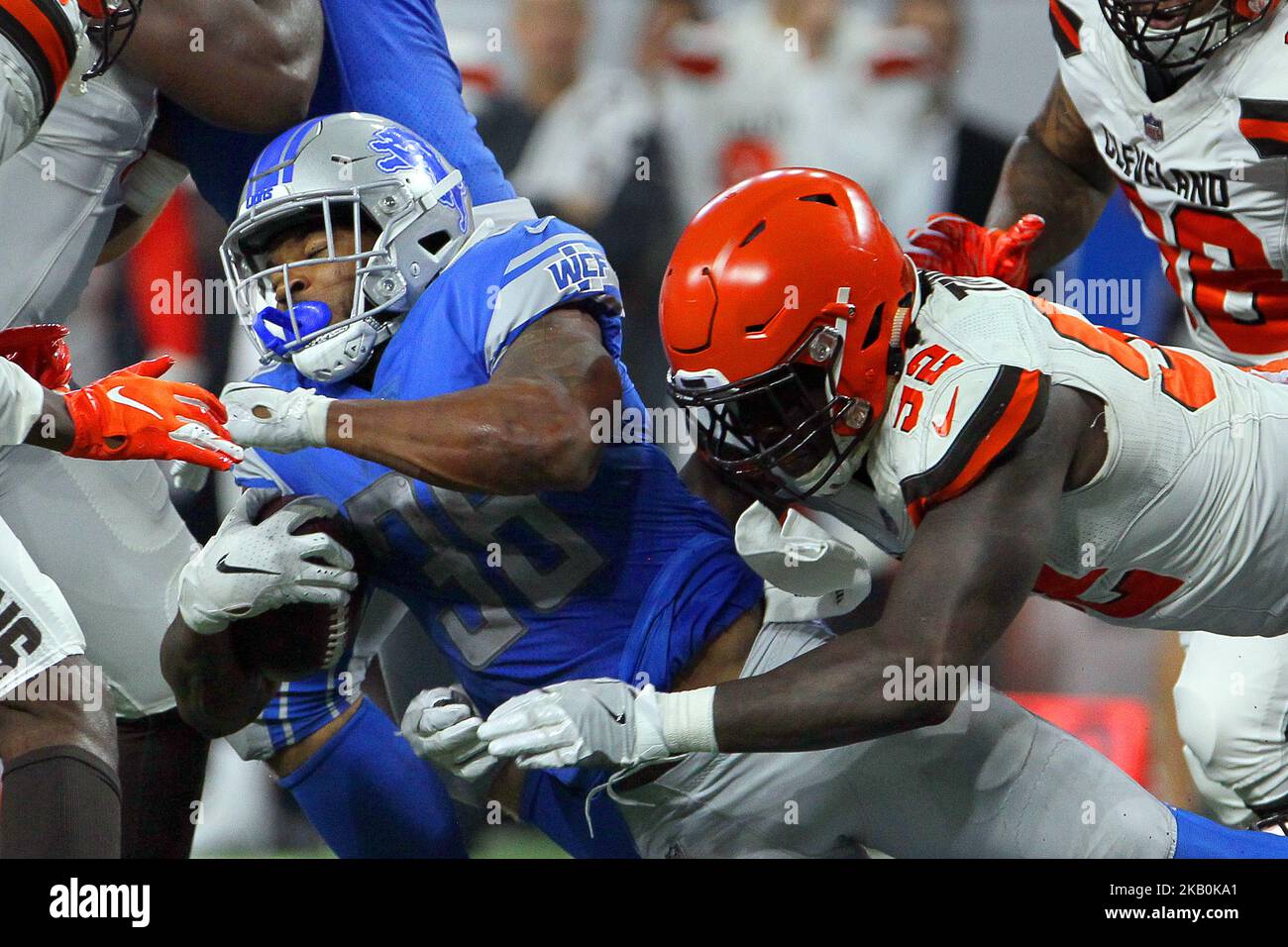 Detroit Lions Dwayne Washington (36) wird am Donnerstag, den 30. August 2018, von dem Cleveland Browns-Linienspieler James Burgess (52) in der zweiten Hälfte eines NFL-Fußballspiels gegen die Cleveland Browns in Detroit, Michigan, USA, angegangen. (Foto von Amy Lemus/NurPhoto) Stockfoto