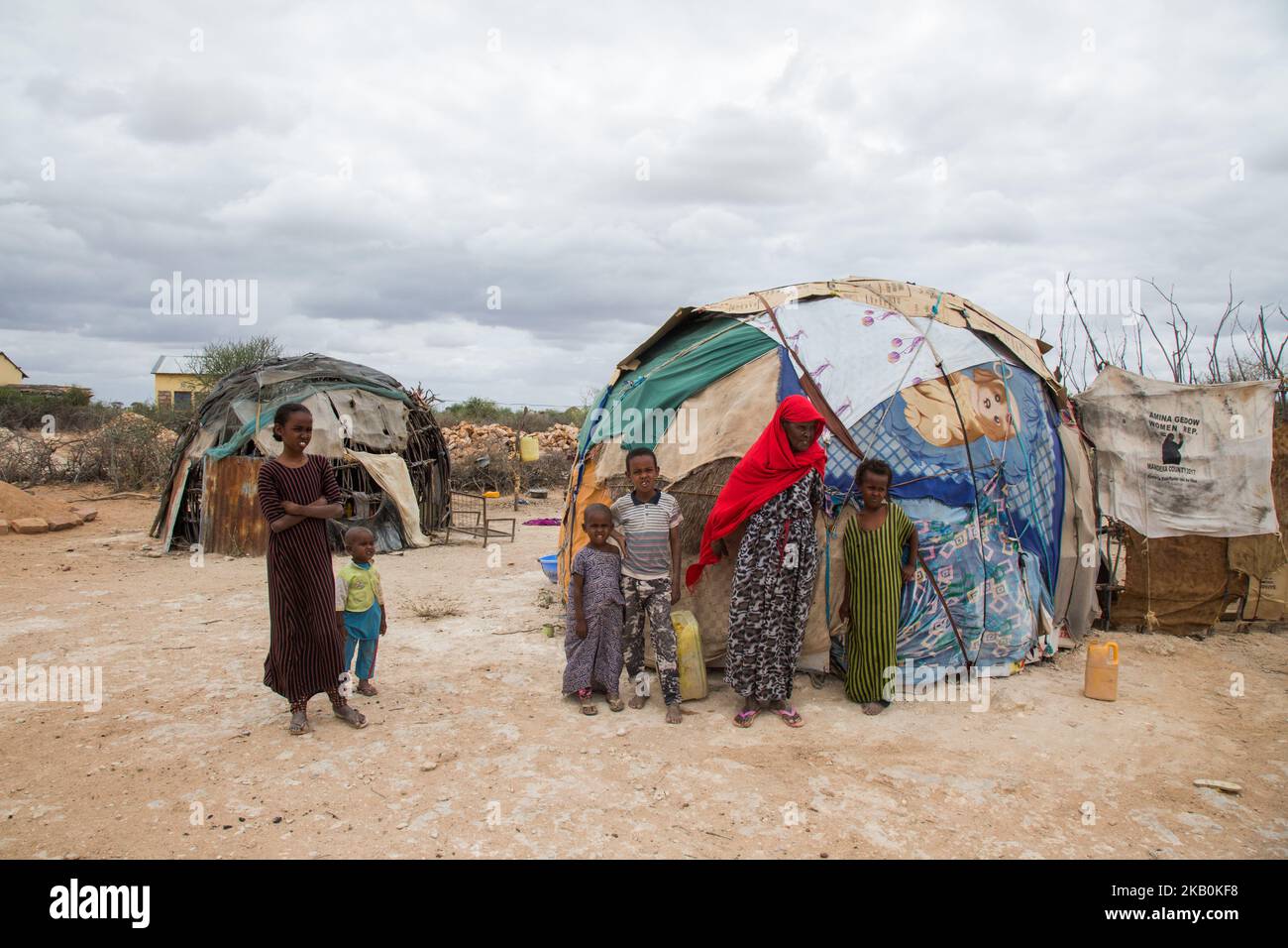 20 August 2018 Mandera, Kenia - eine ältere Kenianerin geht zu einem Wasserbrunnen, 15 km von ihrem Haus entfernt, um Wasser für ihre Kinder zu ernEin der wichtigsten Probleme, mit denen viele Chinin konfrontiert sind, ist der Mangel an sauberem Trinkwasser. Daher müssen viele Menschen große Entfernungen zurücklegen, um Wasser aus Brunnen zu fangen, Dies ist der Fall in Mandira, Kenia wie auch in den anderen Gebieten der Nordostprovinz, wird Mandera überwiegend von ethnischen Somaliern bewohnt, wobei der Stamm der Garre die Mehrheit in der Grafschaft hat. Andere gut vertretene Gemeinden in der Lerche Stockfoto