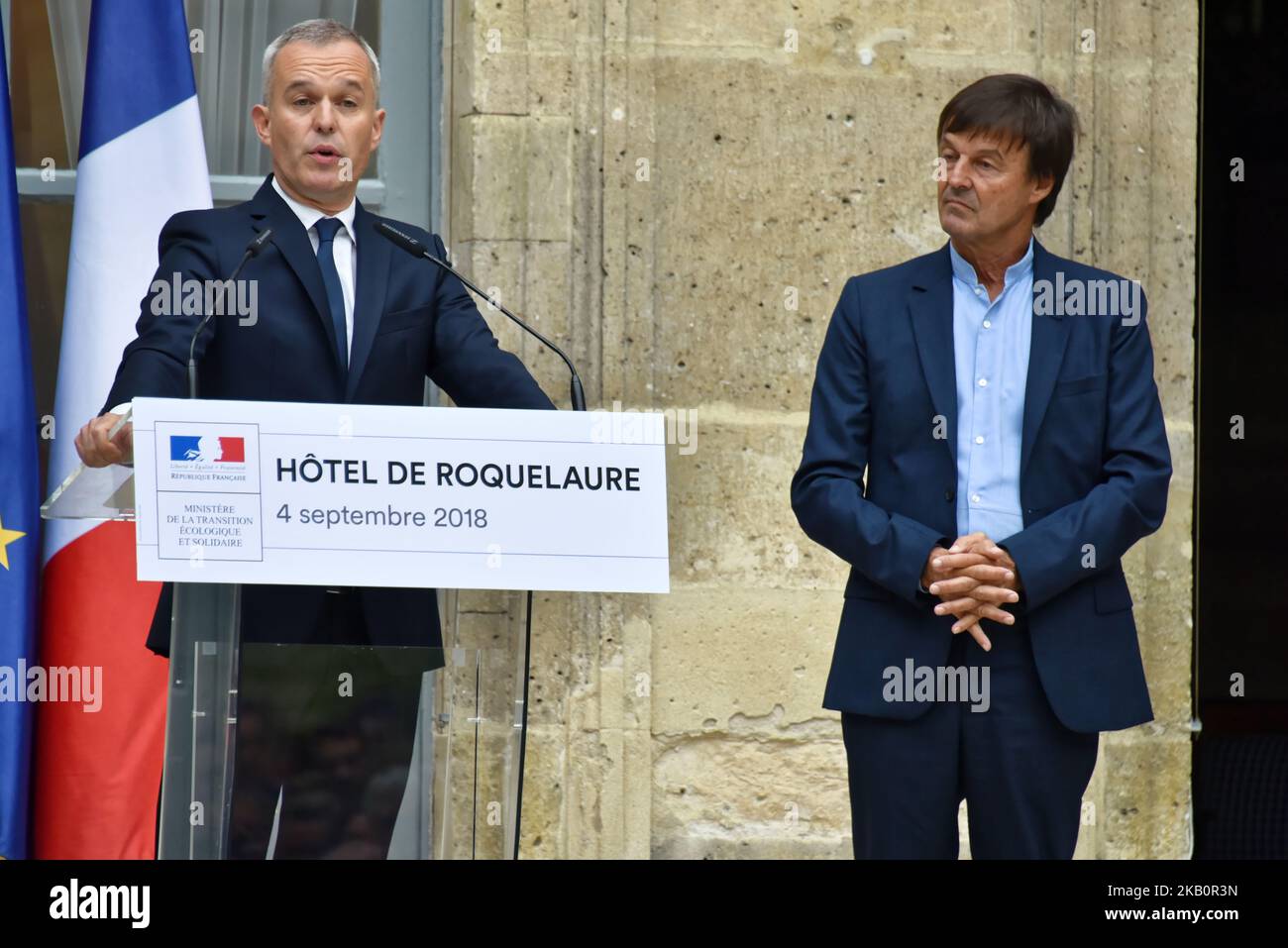 Der neu ernannte französische Minister für den ökologischen und integrativen Wandel Francois de Rugy (L) hält neben seiner Frau Severine Servat de Rugy (2. Sein Vorgänger, der ehemalige französische Minister für den ökologischen und integrativen Wandel, Nicolas Hulot (2. Dezember) und seine Frau Florence Lasserre-David, während der Übergabe am 4. September 2018 im Umweltministerium in Paris, Frankreich. (Foto von Daniel Pier/NurPhoto) Stockfoto