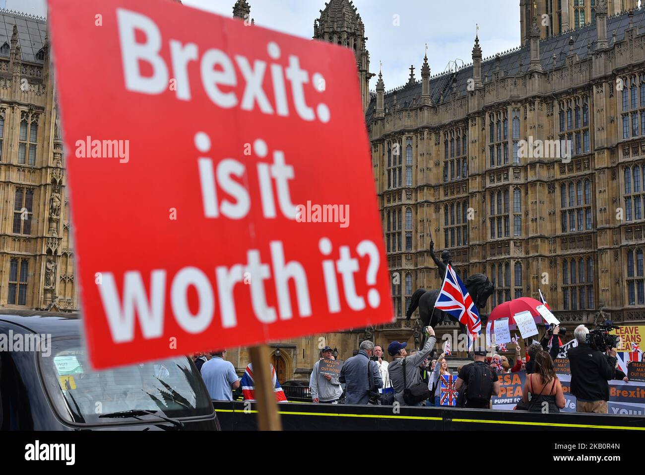 Demonstranten, die sich für den Brexit einsetzen, stehen vor den Toren der Downing Street und vor dem Parlament, um am 5. September 2018 gegen Premierministerin Theresa May, London, zu protestieren. (Foto von Alberto Pezzali/NurPhoto) Stockfoto