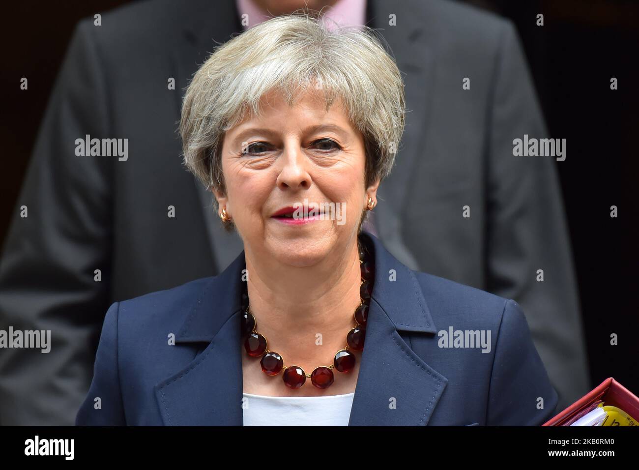 Die britische Premierministerin Theresa May verlässt die Downing Street 10, während sie an der ersten Fragestunde des Premierministers (PMQs) nach der Pause im Parlament in London am 5. September 2018 teilnimmt. (Foto von Alberto Pezzali/NurPhoto) Stockfoto