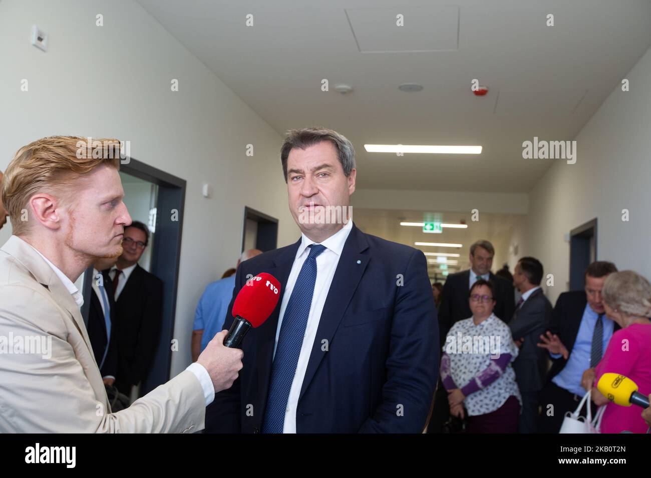 Markus Soeder gibt nach der Einweihung ein Interview. Am 6. September 2018 weihten der bayerische Landeshauptmann (Ministerpraesident) und die bayerische Gesundheitsministerin, Frau Melie Huml (beide CSU), den Ausbau des Krankenhauses in Bamberg, Nordbayern, ein. Beide hielten eine Rede und besuchten danach das Krankenhaus und die neue Technologie. (Foto von Alexander Pohl/NurPhoto) Stockfoto