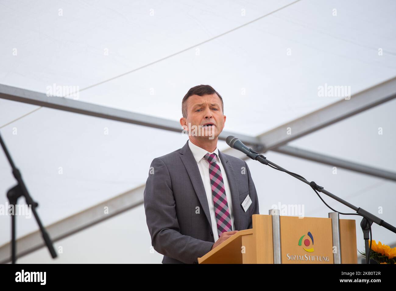 Xaver Frauenknecht hält eine Rede. Am 6. September 2018 weihten der bayerische Landeshauptmann (Ministerpraesident) und die bayerische Gesundheitsministerin, Frau Melie Huml (beide CSU), den Ausbau des Krankenhauses in Bamberg, Nordbayern, ein. Beide hielten eine Rede und besuchten danach das Krankenhaus und die neue Technologie. (Foto von Alexander Pohl/NurPhoto) Stockfoto