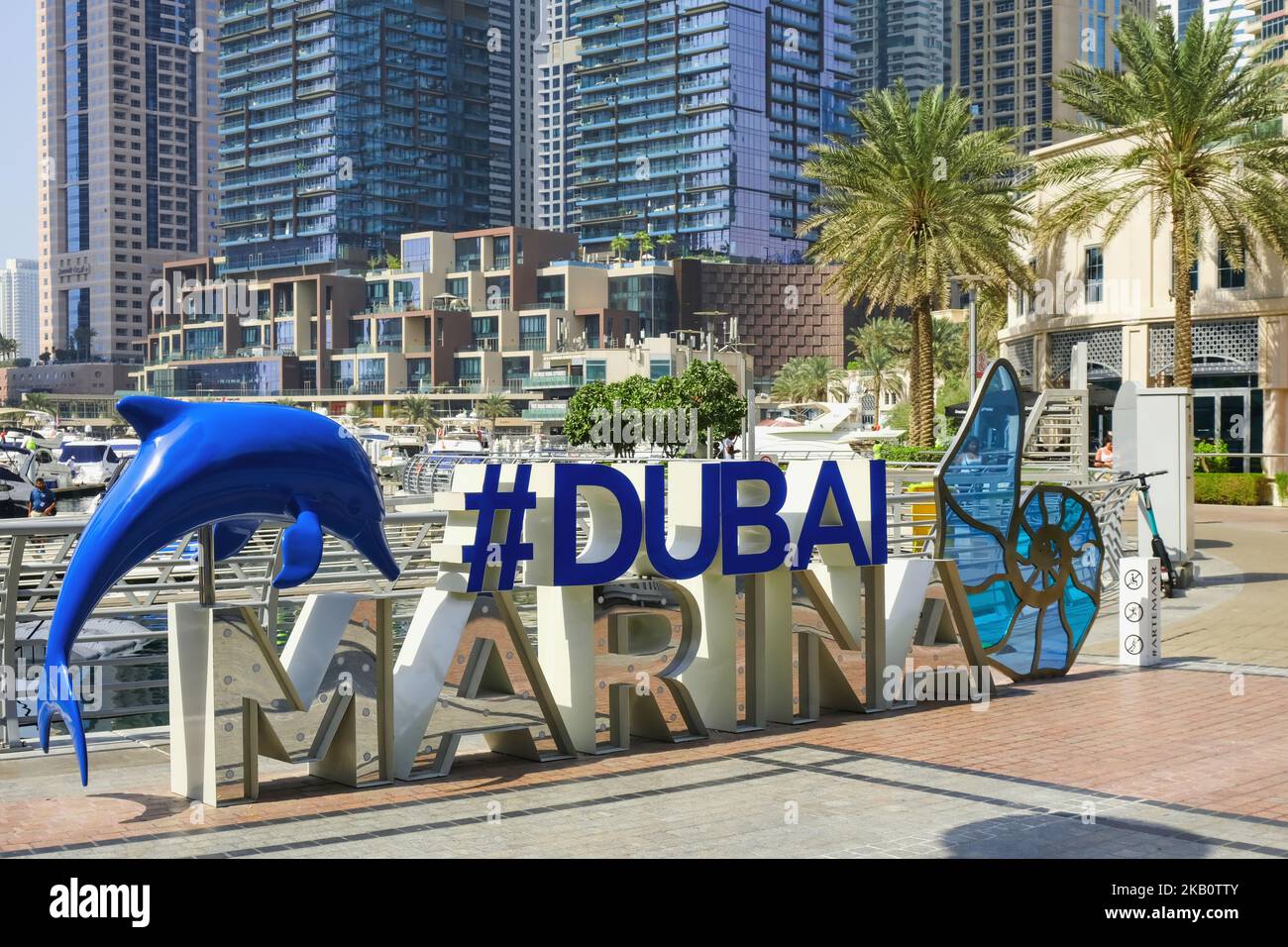 Dubai, VAE, 2022. September. Moderne bunte Kunstinstallation Hashtag Dubai Marina Logo auf Marina Walk Promenade. Stockfoto