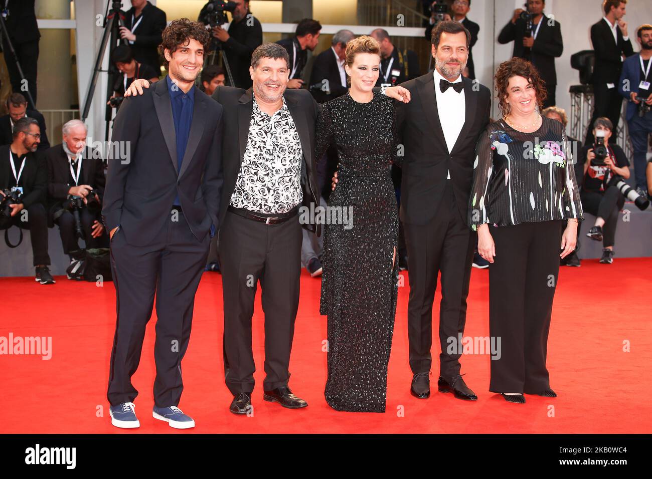 (R-L) Noemie Lvovsky, Laurent Lafitte, Celine Sallette, Pierre Schoeller und Louis Garrel laufen auf dem roten Teppich vor der Vorführung von „One Nation One King (UN Peuple et Son ROI)“ während der Filmfestspiele von Venedig 75. am 7. September 2018 in Venedig, Italien. (Foto von Matteo Chinellato/NurPhoto) Stockfoto