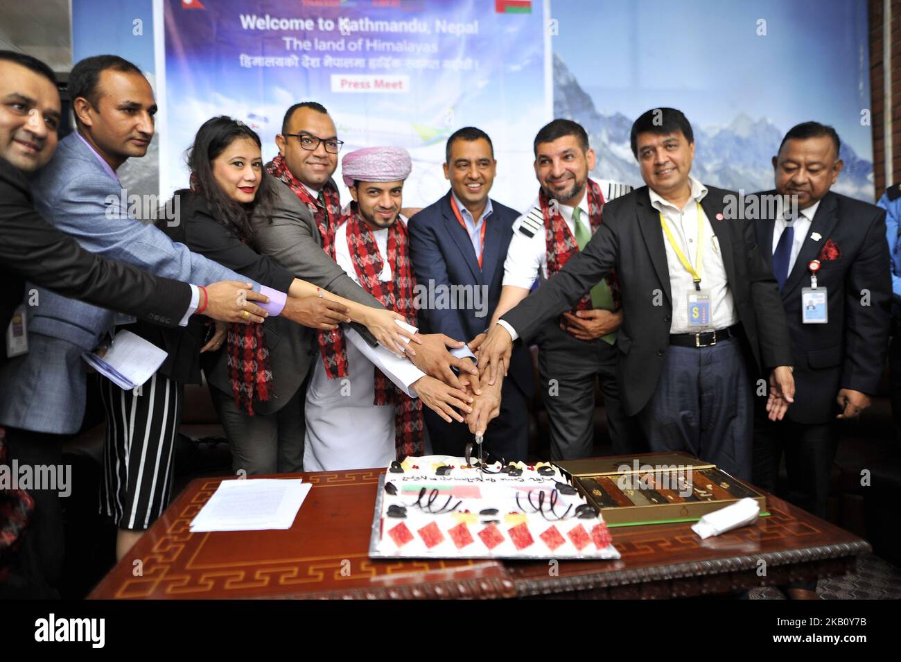 Mitglieder von Salam Air und IME International Travel Pvt Ltd schneiden gemeinsam den Festkuchen, nachdem Salam Air am Dienstag, den 11. September 2018, den Direktflug in Kathmandu im internationalen Flughafen Tribhuvan, Kathmandu, Nepal, gestartet hat. (Foto von Narayan Maharjan/NurPhoto) Stockfoto