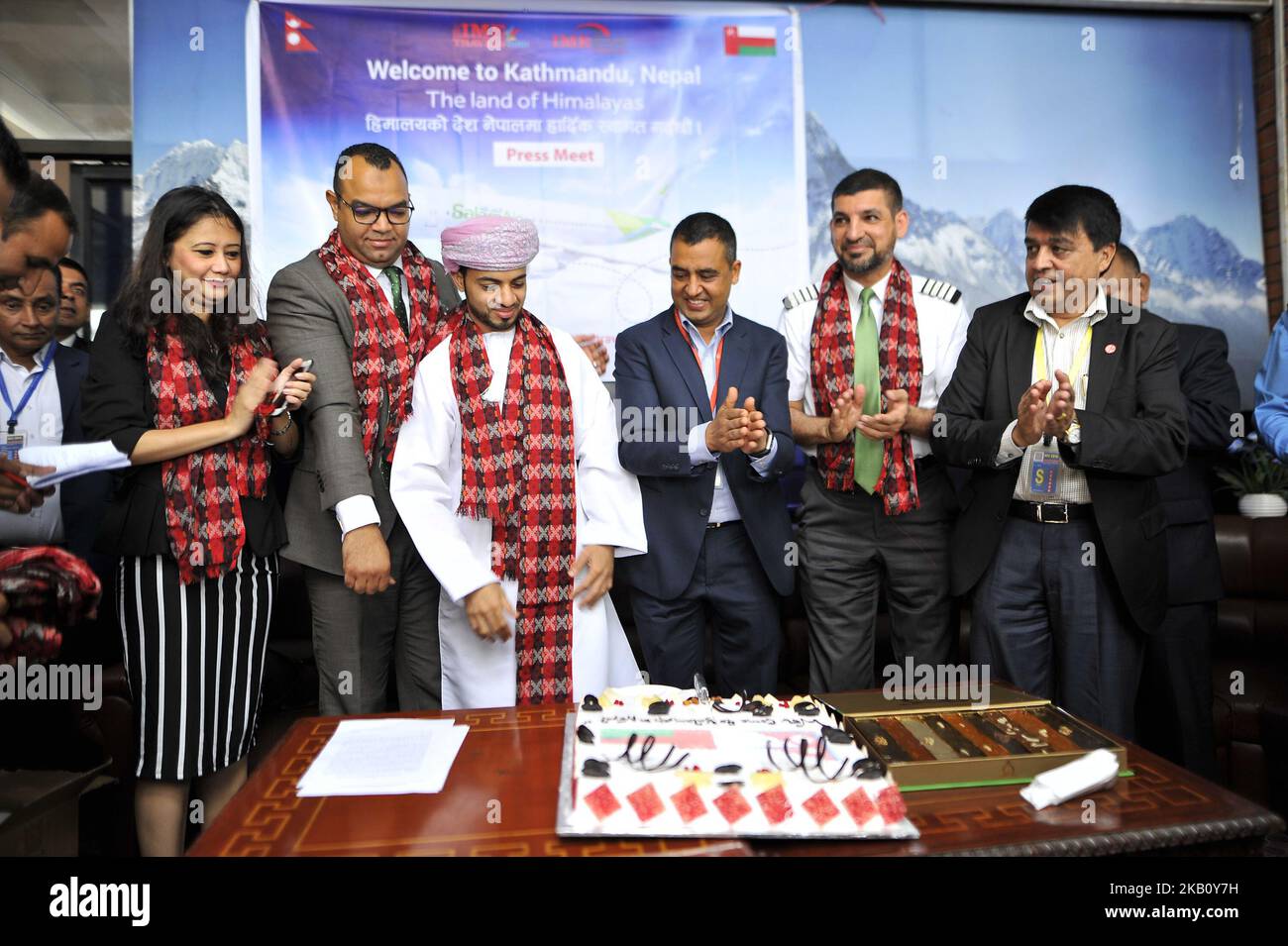 Mitglieder von Salam Air und IME International Travel Pvt Ltd schneiden gemeinsam den Festkuchen, nachdem Salam Air am Dienstag, den 11. September 2018, den Direktflug in Kathmandu im internationalen Flughafen Tribhuvan, Kathmandu, Nepal, gestartet hat. (Foto von Narayan Maharjan/NurPhoto) Stockfoto