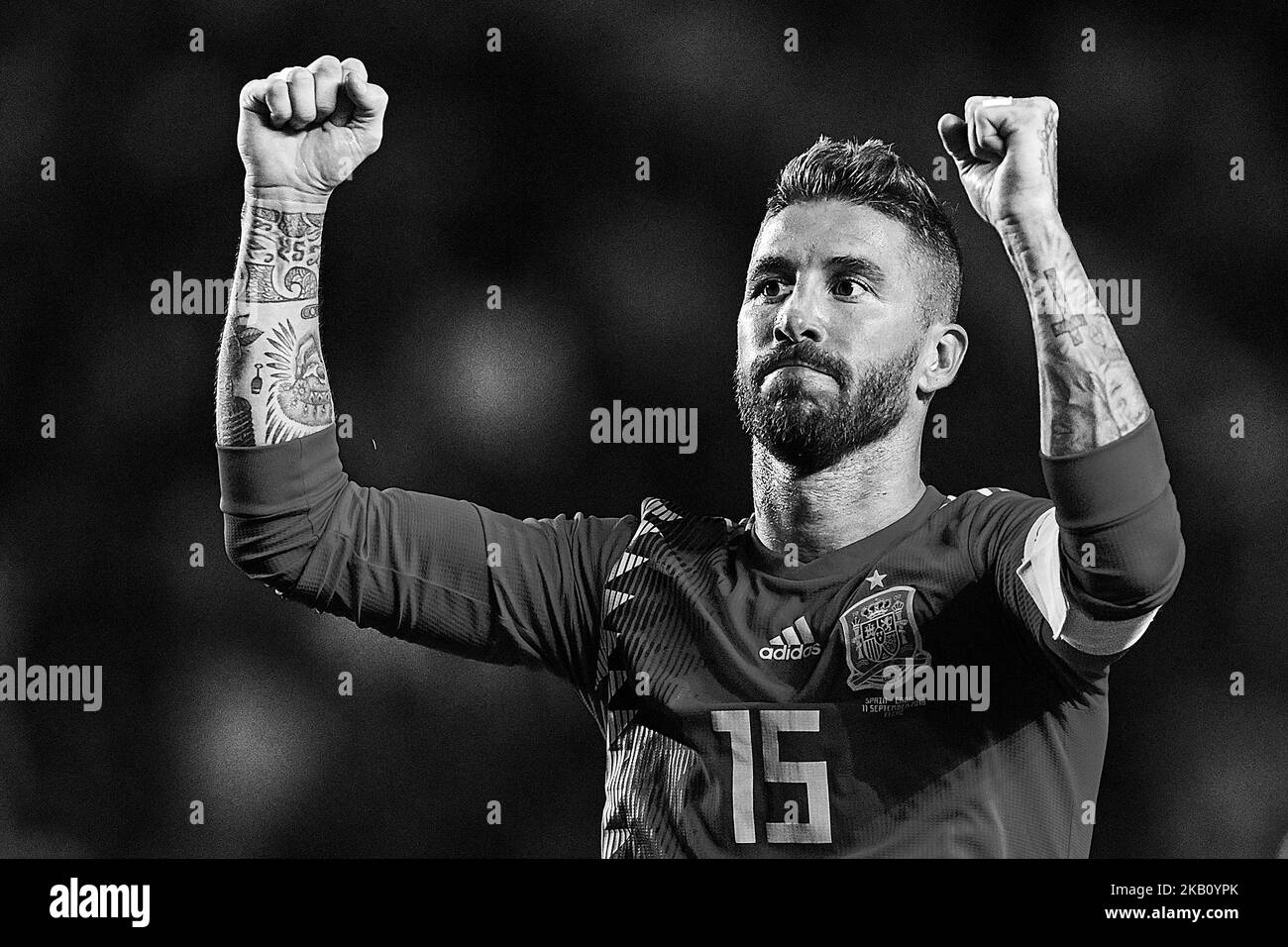 (ANMERKUNG DER REDAKTION: Das Bild wurde in Schwarz-Weiß konvertiert) Sergio Ramos aus Spanien feiert ein Tor während der UEFA Nations League Ein Spiel der Gruppe 4 zwischen Spanien und Kroatien am 11. September 2018 in Manuel Martinez Valero in Elche, Spanien (Foto von David Aliaga/NurPhoto) Stockfoto
