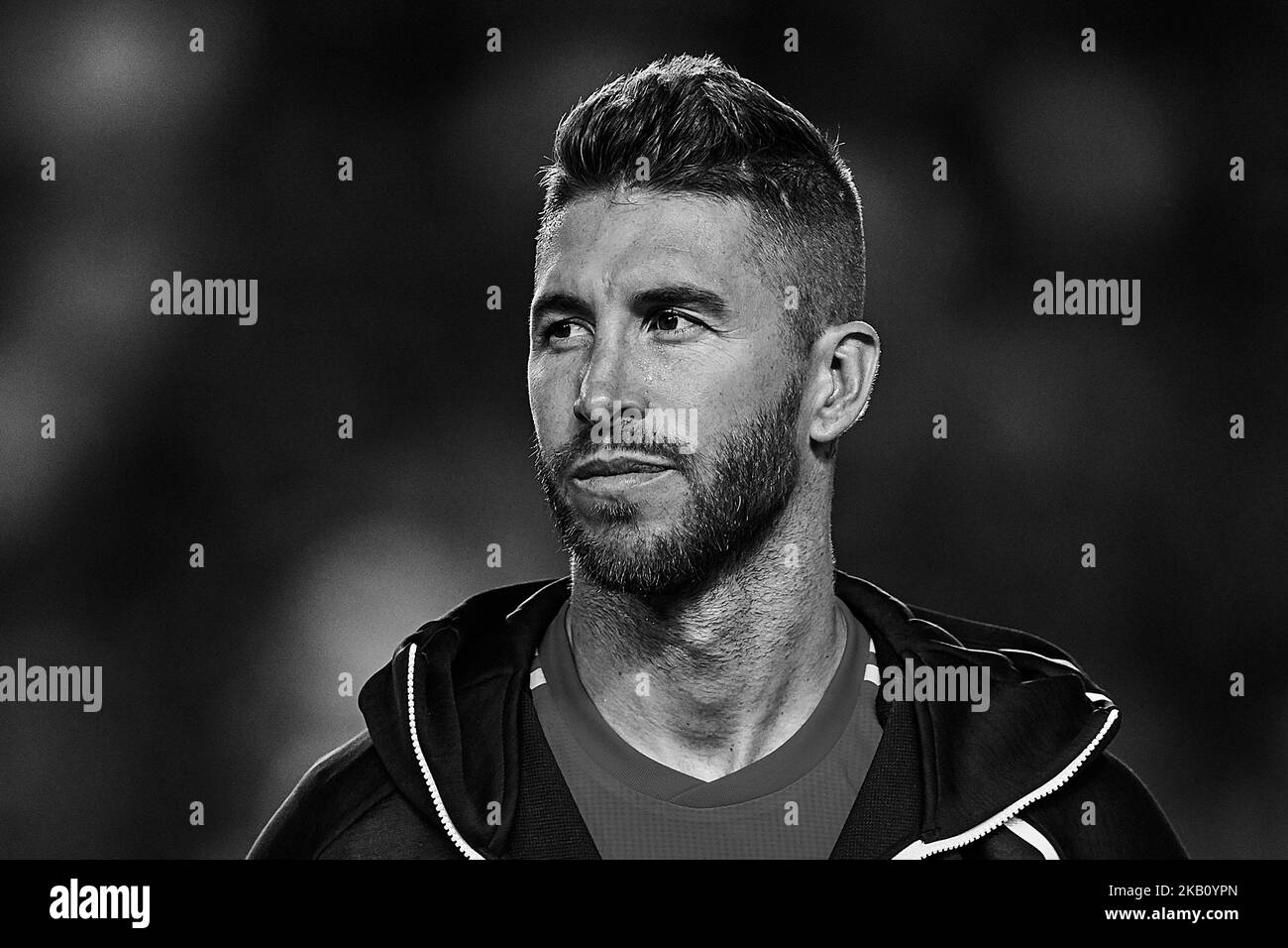 (ANMERKUNG DER REDAKTION: Das Bild wurde in Schwarz-Weiß konvertiert) der Spanier Sergio Ramos sieht vor der UEFA Nations League Am 11. September 2018 in Elche, Spanien, ein Gruppenspiel zwischen Spanien und Kroatien bei Manuel Martinez Valero (Foto: David Aliaga/NurPhoto) Stockfoto