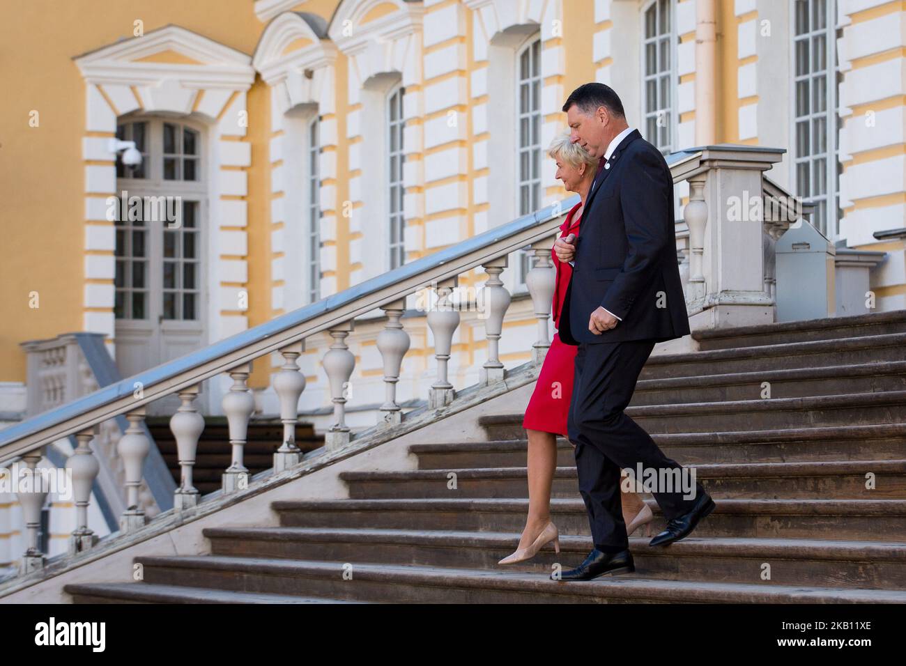 Der Präsident Lettlands Raimonds Vejonis und seine Frau Iveta Vejone während des informellen Treffens der Arraiolos-Gruppe 14. im Rundale Palace in Rundale, Lettland, am 13. September 2018. Das Treffen der Arraiolos-Gruppe bringt Staatsoberhäupter aus 13 Ländern zusammen - Österreich, Bulgarien, Kroatien, Estland, Finnland, Deutschland, Griechenland, Ungarn, Italien, Lettland, Malta, Polen, Portugal und Slowenien. (Foto von Mateusz Wlodarczyk/NurPhoto) Stockfoto