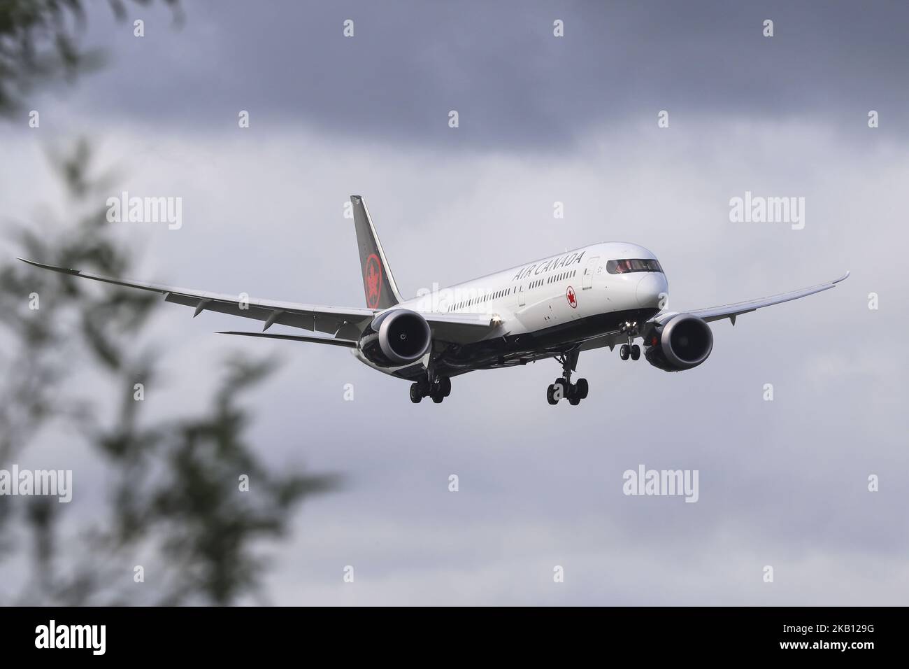 Air Canada Boeing 787 Dreamliner landet auf dem internationalen Flughafen Amsterdam Schiphol. Boeing 787-9 mit der Registrierung C-FNOE von Air Canada fliegt das Flugzeug mit zwei General Electric GEnx-1B-Motoren. Das Flugzeug verfügt über eine Sitzkonfiguration von 30 Business Class, 21 Premium Economy und 247 Sitzplätzen. Air Canada betreibt 35 Dreamliner und verfügt über zwei weitere, die 13 weitere bestellen und optional erhältlich sind. (Foto von Nicolas Economou/NurPhoto) Stockfoto