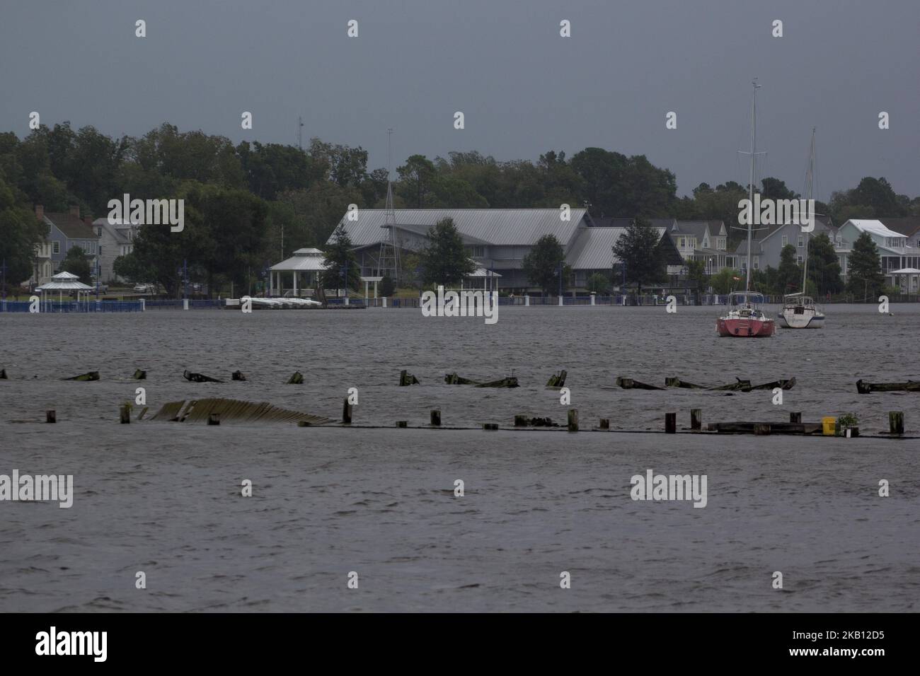 Schnell aufsteigende Gewässer rissen ein Dock in Washington, NC, auseinander, als Sturmflut fast 16 Stunden vor dem Landfall des Hurrikans Florence, 13. September 2018, eintrifft. (Foto von Michael Candelori/NurPhoto) Stockfoto