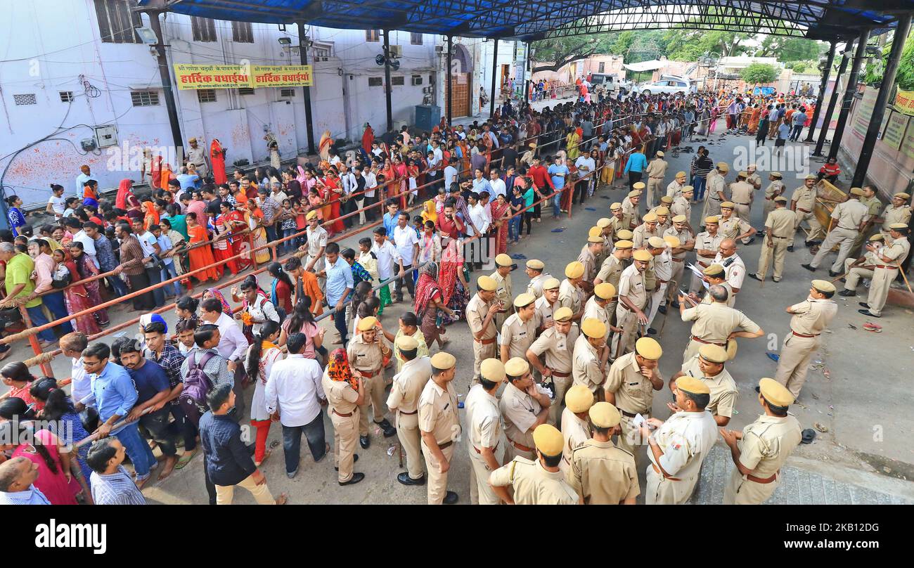 Hinduistische Anhänger stehen in Schlangen, als sie ankommen, um Gebet & Darshan anlässlich des 'Ganesh Chaturthi'-Festivals im Moti Dungari-Tempel in Jaipur, Rajasthan, Indien, am 13. September 2018 anzubieten.das Ganesh Chaturthi-Festival, ein beliebtes 11-tägiges religiöses Fest, das jährlich in ganz Indien gefeiert wird. (Foto von Vishal Bhatnagar/NurPhoto) Stockfoto