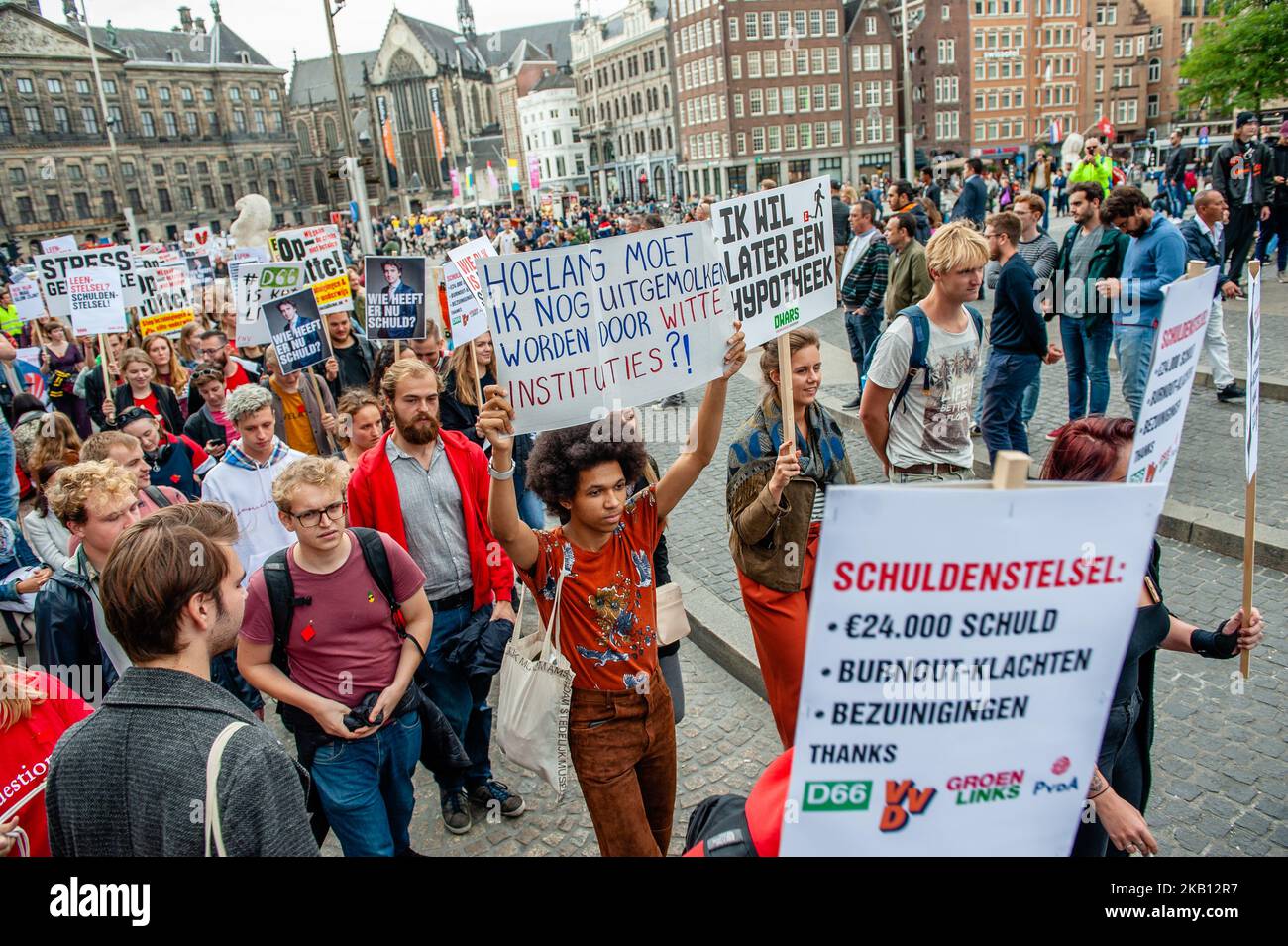 Hunderte von Studenten versammelten sich am 14. September 2018 auf dem Dam-Platz in Amsterdam, Niederlande, um gegen die Erhöhung der Zinsen für das Studentendarlehen zu protestieren. Die niederländische Regierung will die Zinsen für Studentendarlehen ab 2020 erhöhen, so ein Legislativvorschlag, der letzte Woche an die Tweede Kamer, das Unterhaus des niederländischen parlaments, gesendet wurde. Das werden 18 Prozent höhere monatliche Kosten für Studenten mit voller Tragfähigkeit sein. Die nationale Studentengewerkschaft LSVb bezeichnet diese Maßnahme als inakzeptabel und fordert ihre Verschrottung. (Foto von Romy Arroyo Fernandez/NurPhoto) Stockfoto