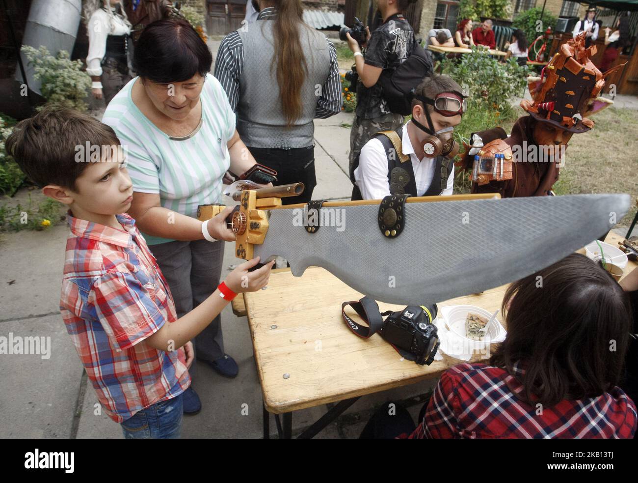 Die Menschen schauen auf das Schwert des Cosplayers während des Festivals „KyivSteamCon“ in Kiew, Ukraine, am 15. September 2018. Steampunk ist ein Subgenre von Science Fiction oder Science Fantasy, das Technologie und ästhetische Designs umfasst, die von industriellen Dampfmaschinen des 19.. Jahrhunderts inspiriert wurden. (Foto von STR/NurPhoto) Stockfoto