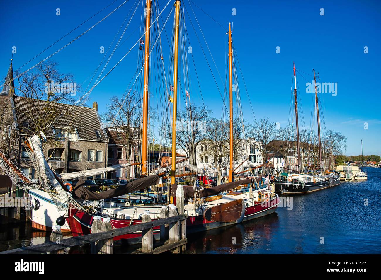 Klassische holländische Segelschiffe, u.a. ein Klipper und ein Tjalk, im Hafen von Zwartsluis, Niederlande Stockfoto