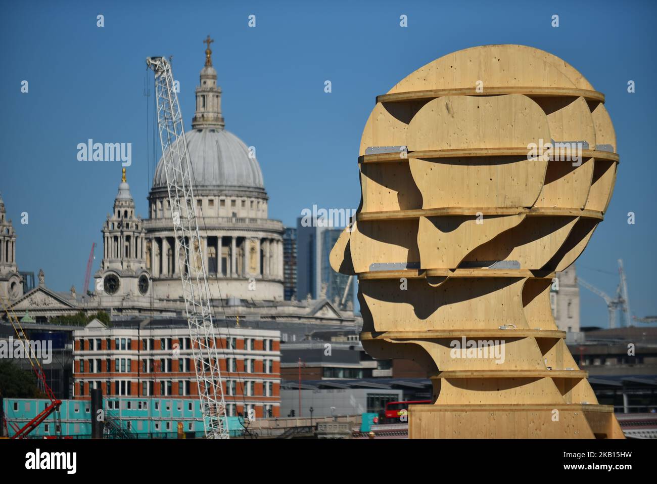 Eine Installation, die einen menschlichen Kopf darstellt, wird am Aussichtspunkt in der Londoner Southbank im Rahmen der London Design Biennale 2018, zur Sensibilisierung für psychische Gesundheit, London, am 16. September 2018, abgebildet. (Foto von Alberto Pezzali/NurPhoto) Stockfoto