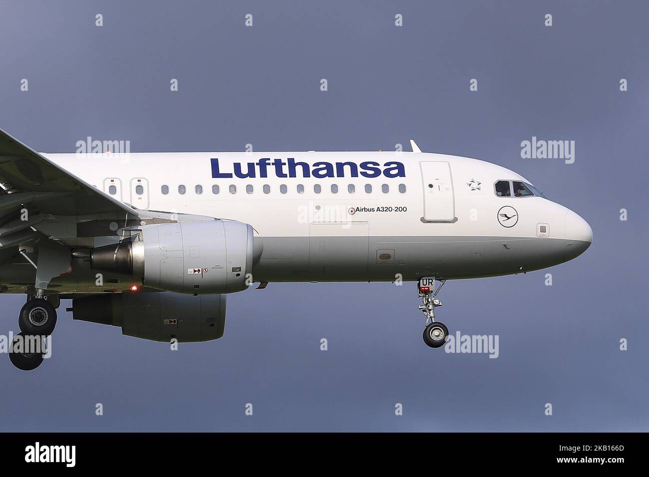 Ein Airbus A320-200 von Lufthansa landet auf dem niederländischen Flughafen Amsterdam Schiphol. Bei dem Flugzeug handelt es sich um einen Airbus A320-200, der 2016 mit der Registrierung D-AIUR hergestellt wurde. Es befördert 180 Passagiere in der Economy-Klasse. Das Flugzeug ist mit 2 CFM56-5 Motoren ausgestattet und hat Sharklets. Lufthansa ist offiziell als Deutsche Lufthansa die größte Airline in Deutschland und Europa und fliegt eine Flotte von 283 Flugzeugen. Lufthansa ist Mitglied der Star Alliance. Das Flugzeug hat die alte Lackierung. (Foto von Nicolas Economou/NurPhoto) Stockfoto