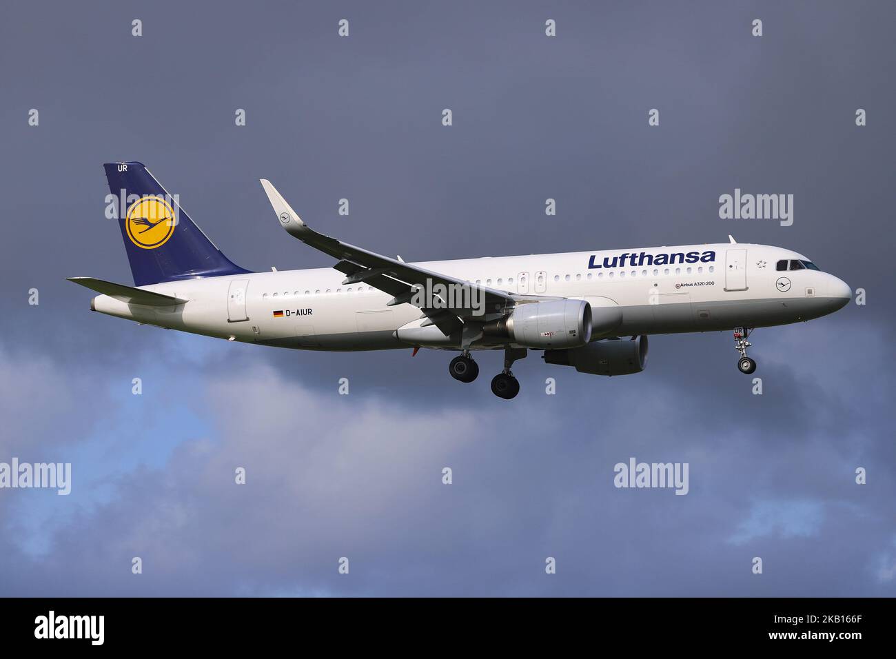 Ein Airbus A320-200 von Lufthansa landet auf dem niederländischen Flughafen Amsterdam Schiphol. Bei dem Flugzeug handelt es sich um einen Airbus A320-200, der 2016 mit der Registrierung D-AIUR hergestellt wurde. Es befördert 180 Passagiere in der Economy-Klasse. Das Flugzeug ist mit 2 CFM56-5 Motoren ausgestattet und hat Sharklets. Lufthansa ist offiziell als Deutsche Lufthansa die größte Airline in Deutschland und Europa und fliegt eine Flotte von 283 Flugzeugen. Lufthansa ist Mitglied der Star Alliance. Das Flugzeug hat die alte Lackierung. (Foto von Nicolas Economou/NurPhoto) Stockfoto